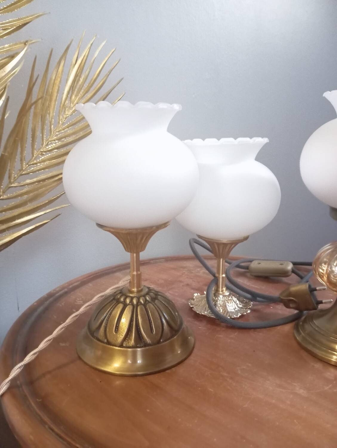 Trio lampes à poser style art deco bronze et opaline blanche