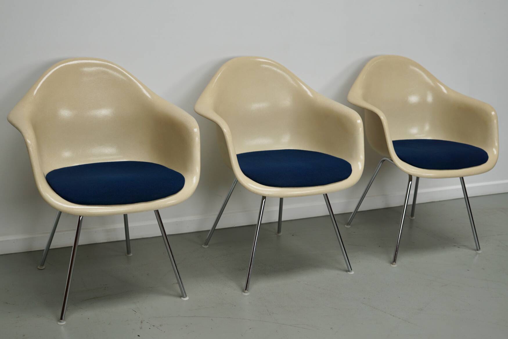 Set of Three Parchment Fiberglass DAX Armhairs Eames for Herman Miller / Vi
