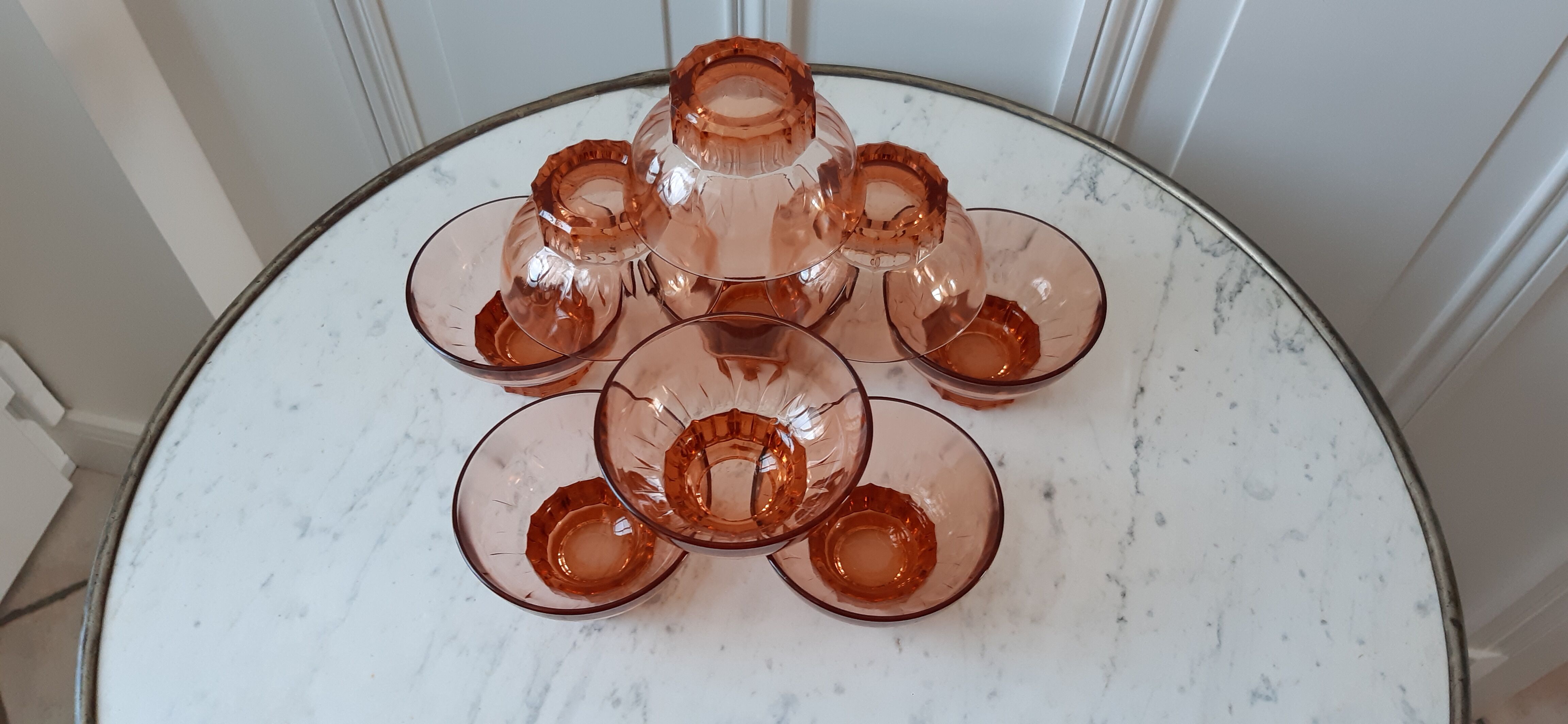 Set of 9 glasses of pink art deco glass champagne