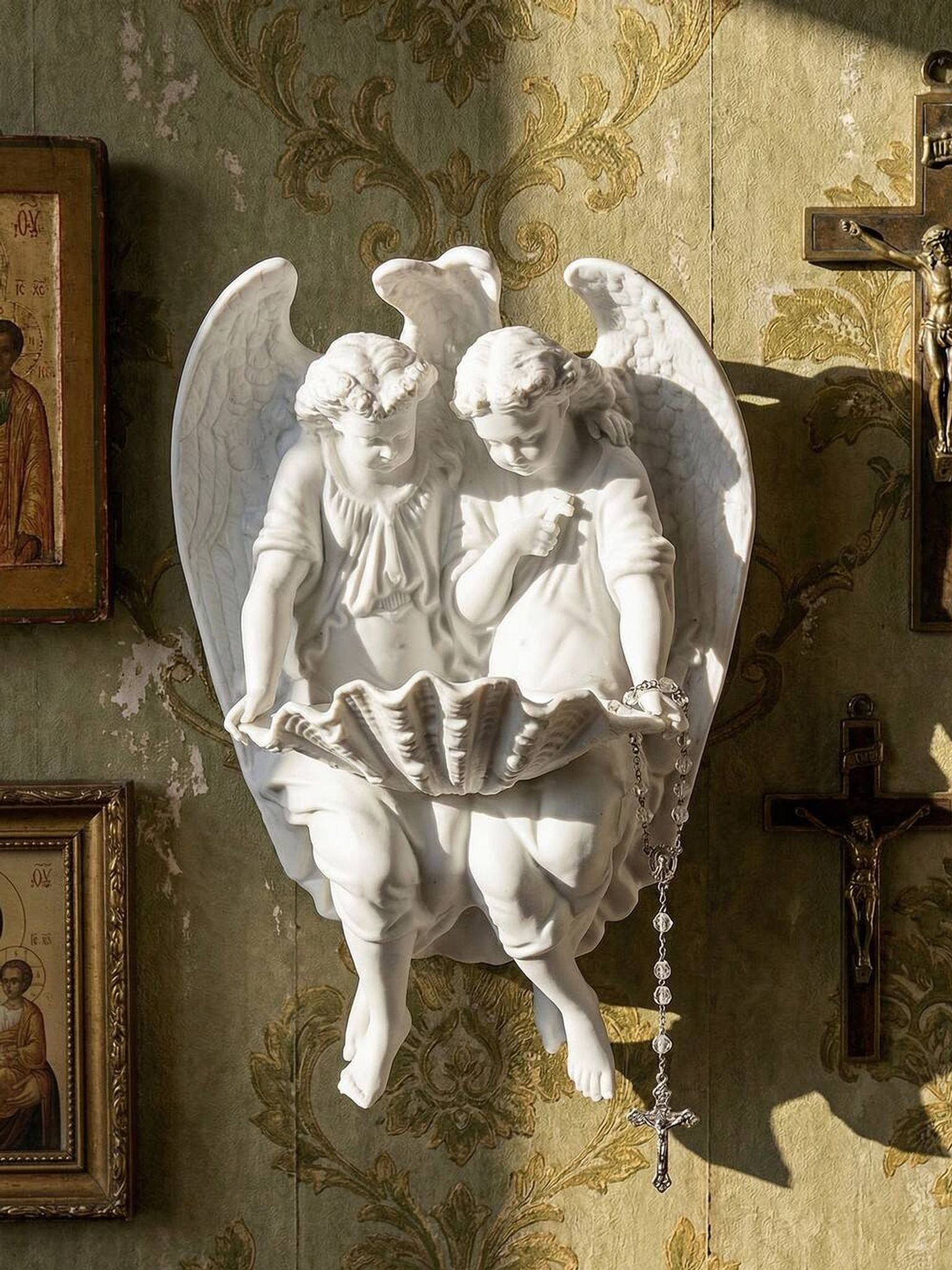 Basin in fine porcelain decorated with 2 angels, Germany 1900-1930