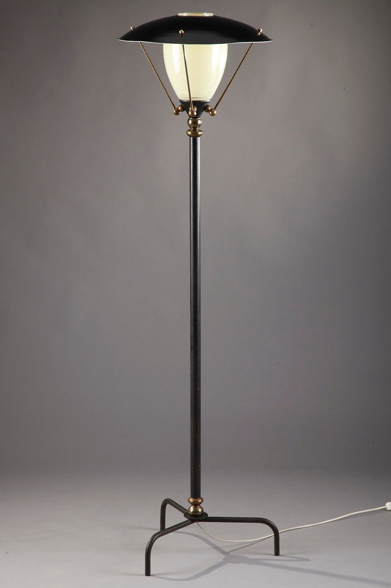 Lampadaire tripode de forme réverbère en fer et verre