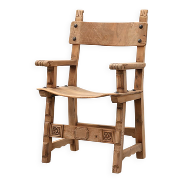 Fauteuil brutaliste avec des rosaces sculptées et un siège en bois cloué, Espagne