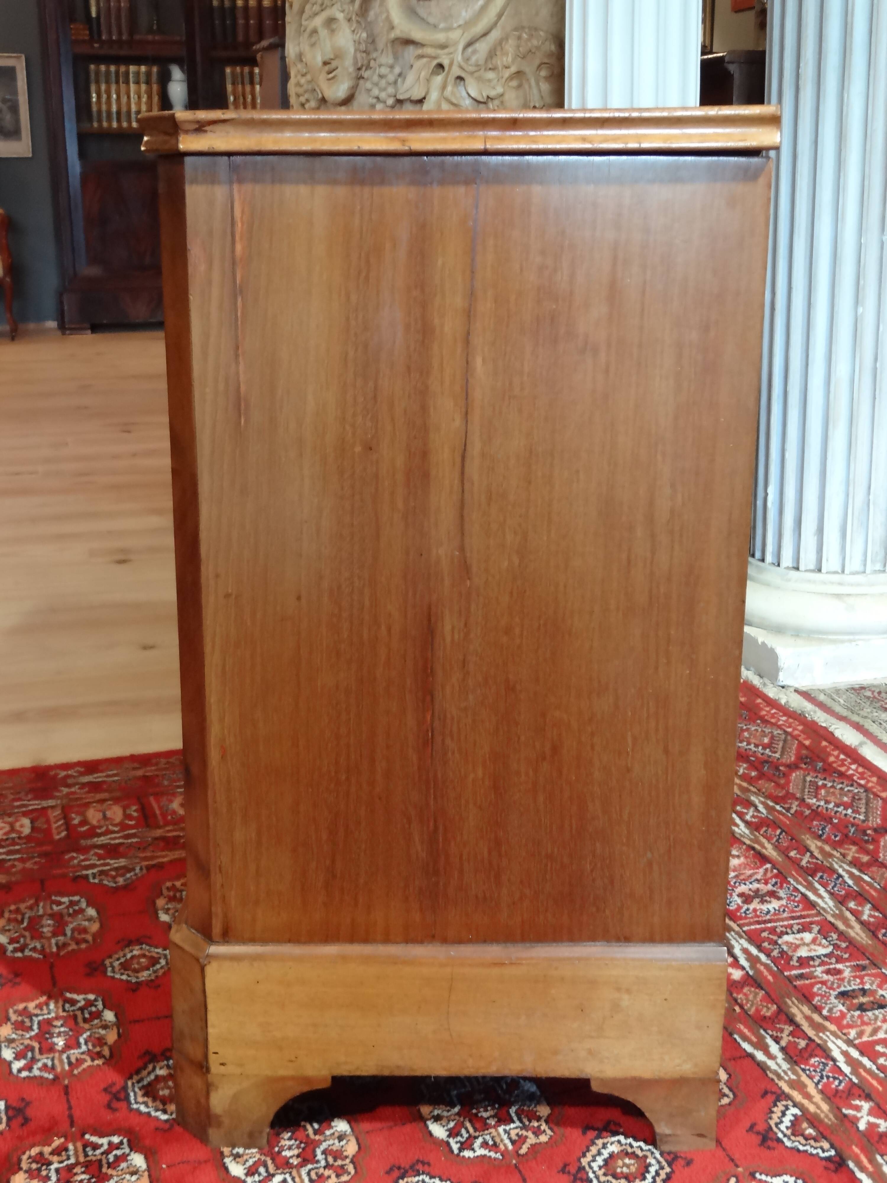 19th century chest of drawers in mahogany veneer, three drawers, 81x80x43 cm