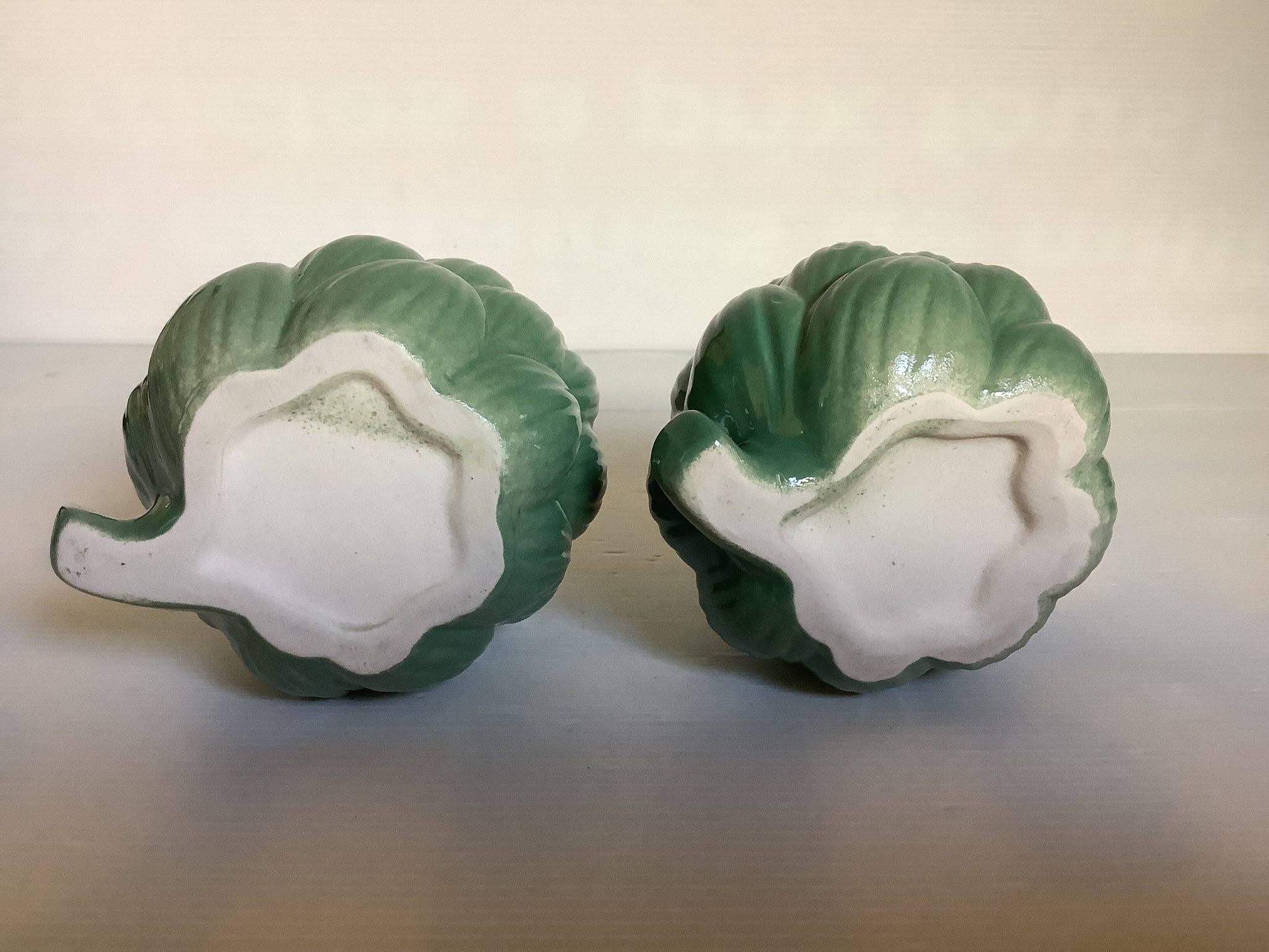 Paire de vases artichauts barbotine