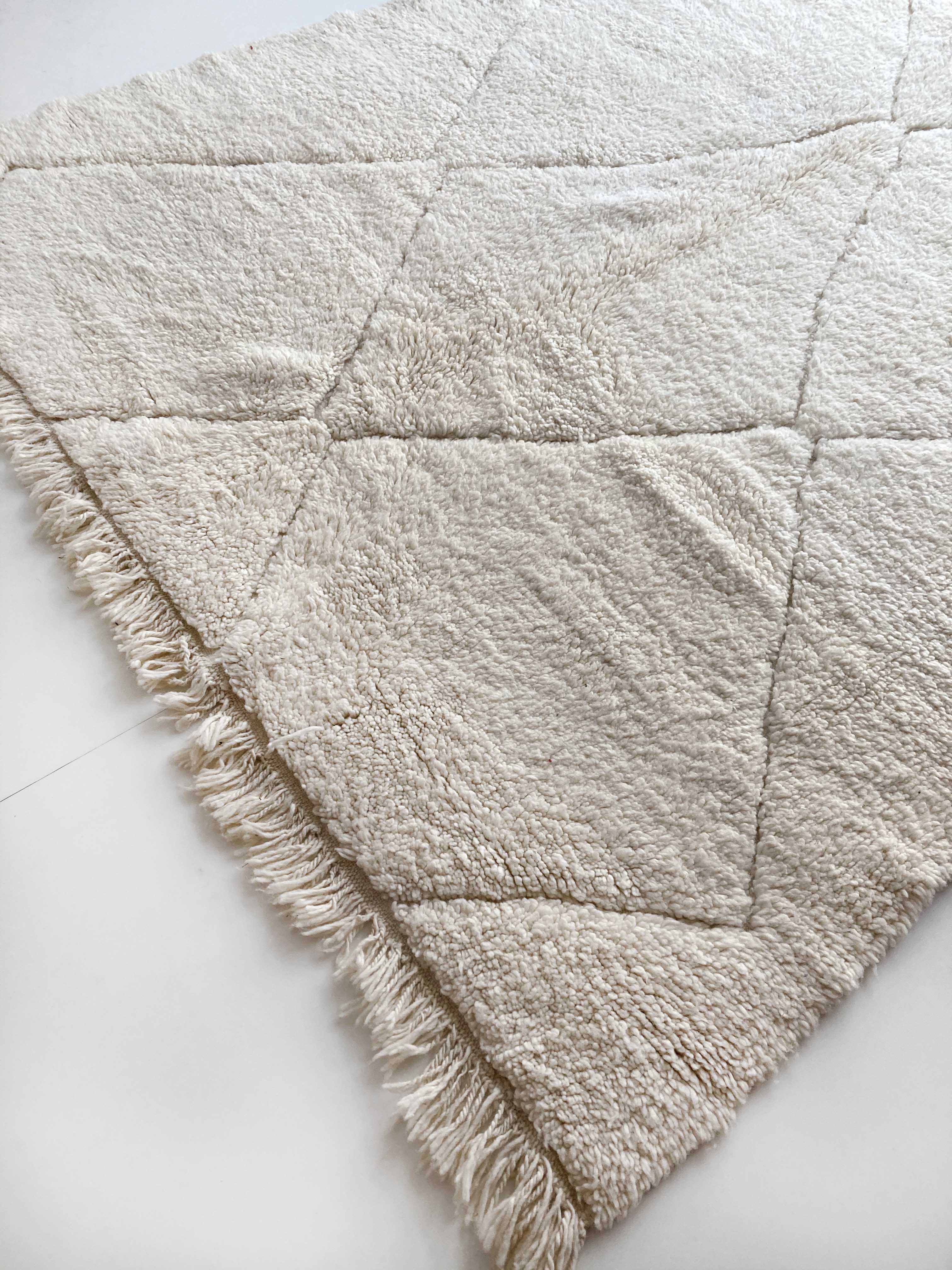 Moroccan Berber carpet Beni ouarain ecru plain with engraved diamonds 285x200cm