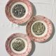 Lot de 3 assiettes parlantes Jeanne d'Arc, Porcelaine opaque de Gien