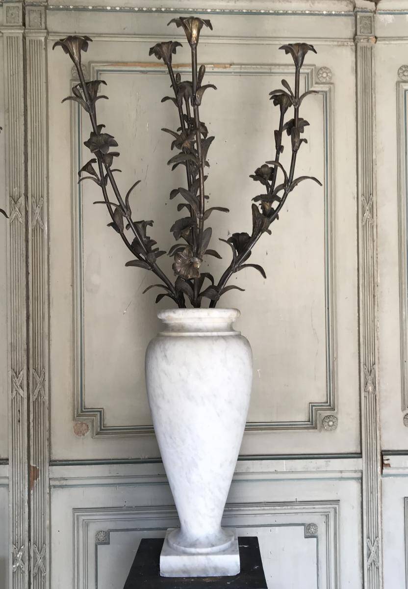 Pair of carrara marble vases, bronze bouquet of flowers