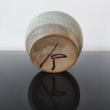 Vase en grès signé