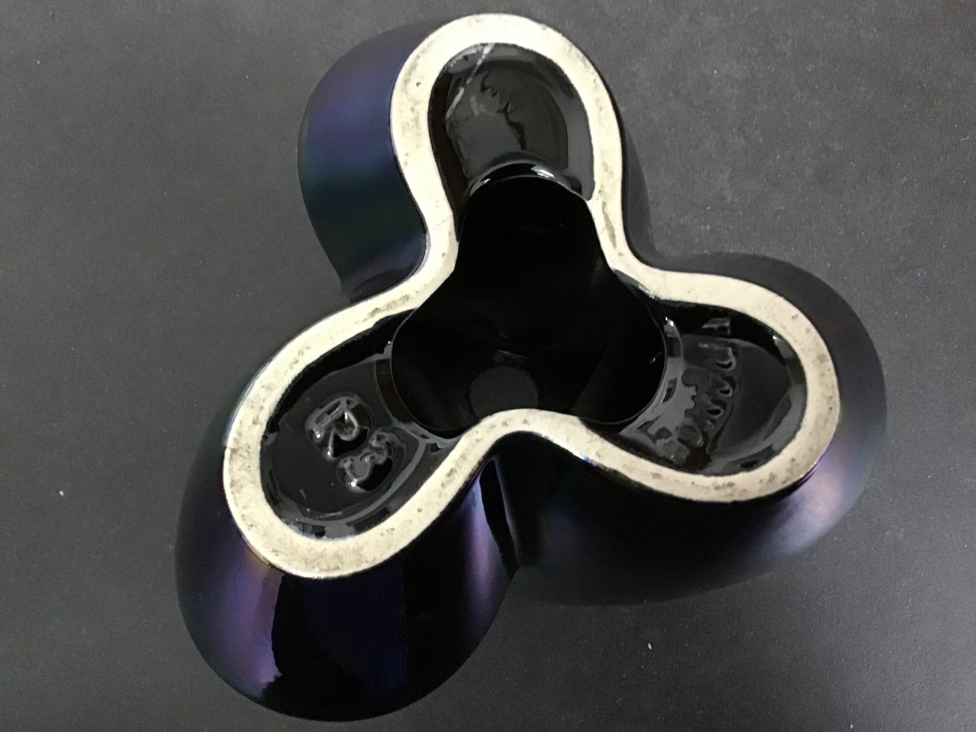 Verceram black iridescent ceramic pipe holders