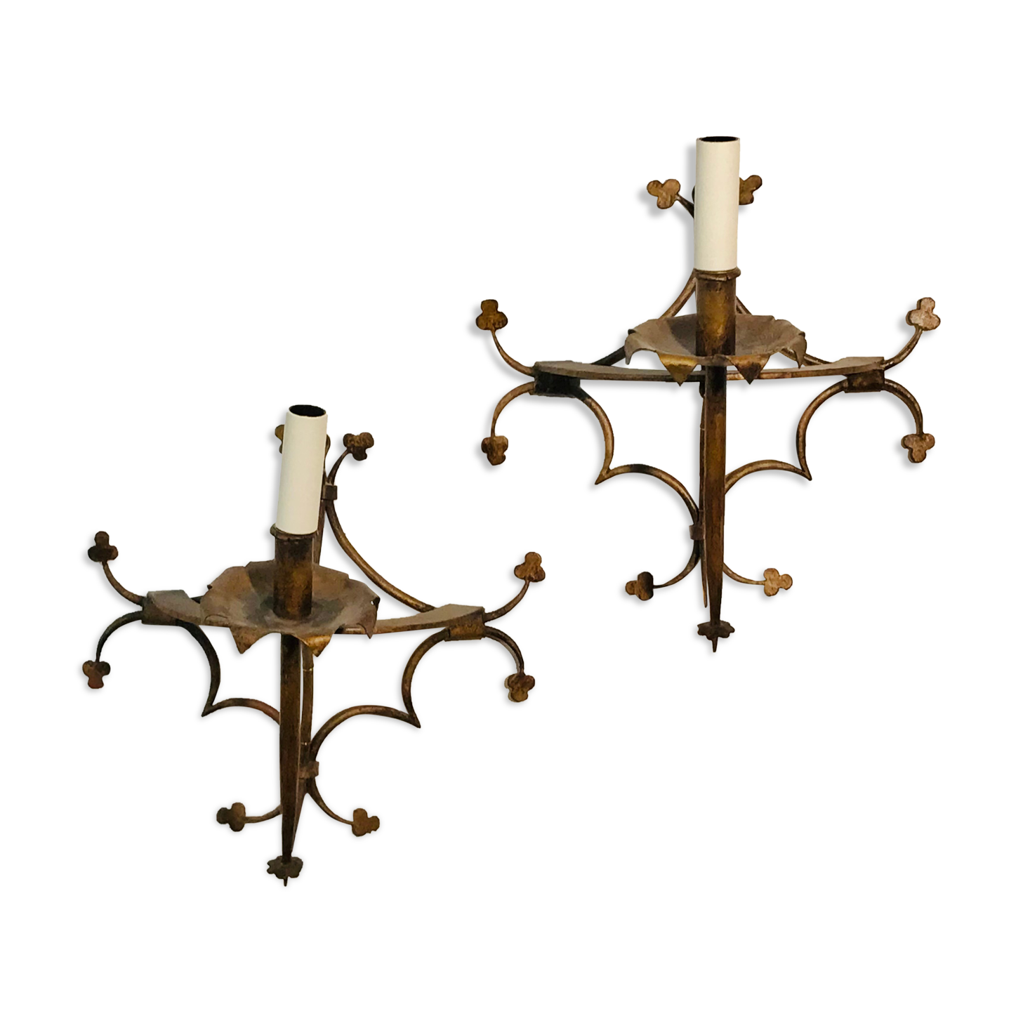 Pair of gilded metal sconces decorated with clovers.
