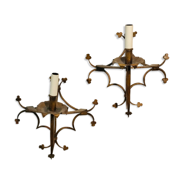Paire d'appliques en métal doré à décor de trèfles