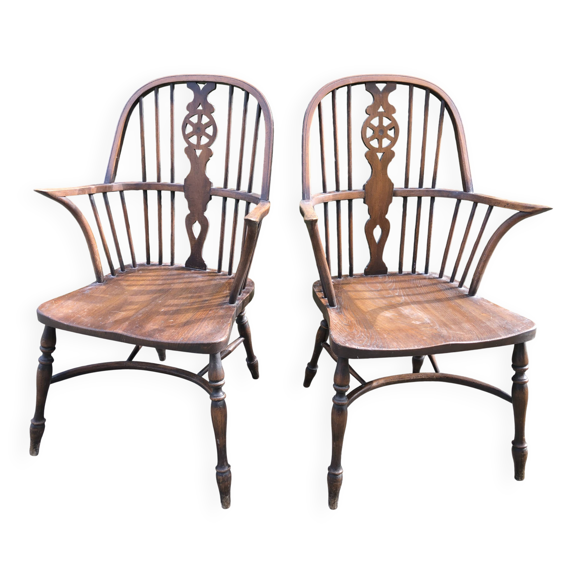 A pair of Windsor chairs in solid elm from the 1950s.