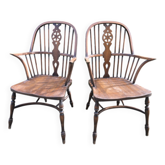 A pair of Windsor chairs in solid elm from the 1950s.