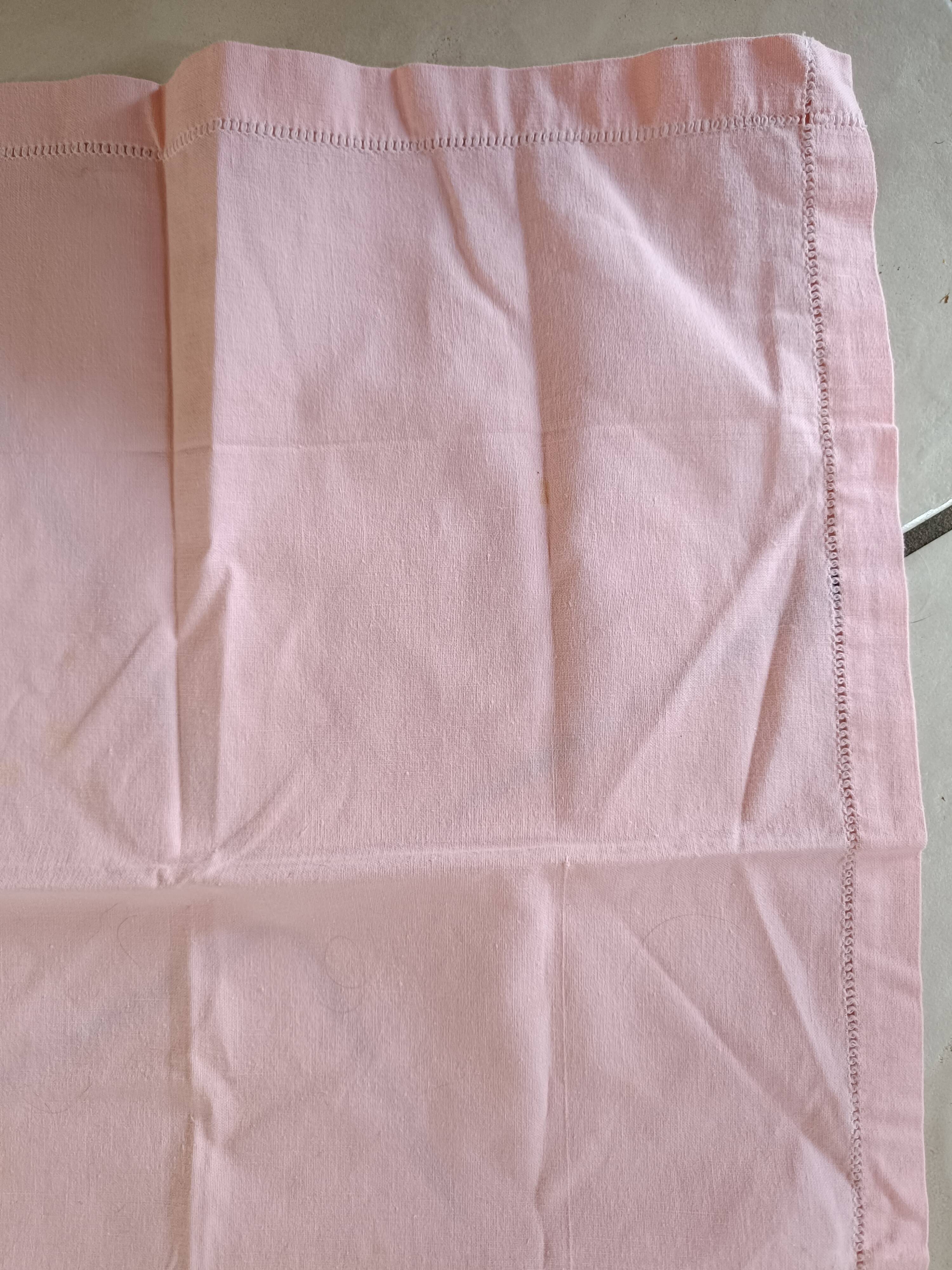 Pink tablecloth with flower crown + 10 napkins.