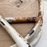 Fauteuil corbeille en métal et bois.