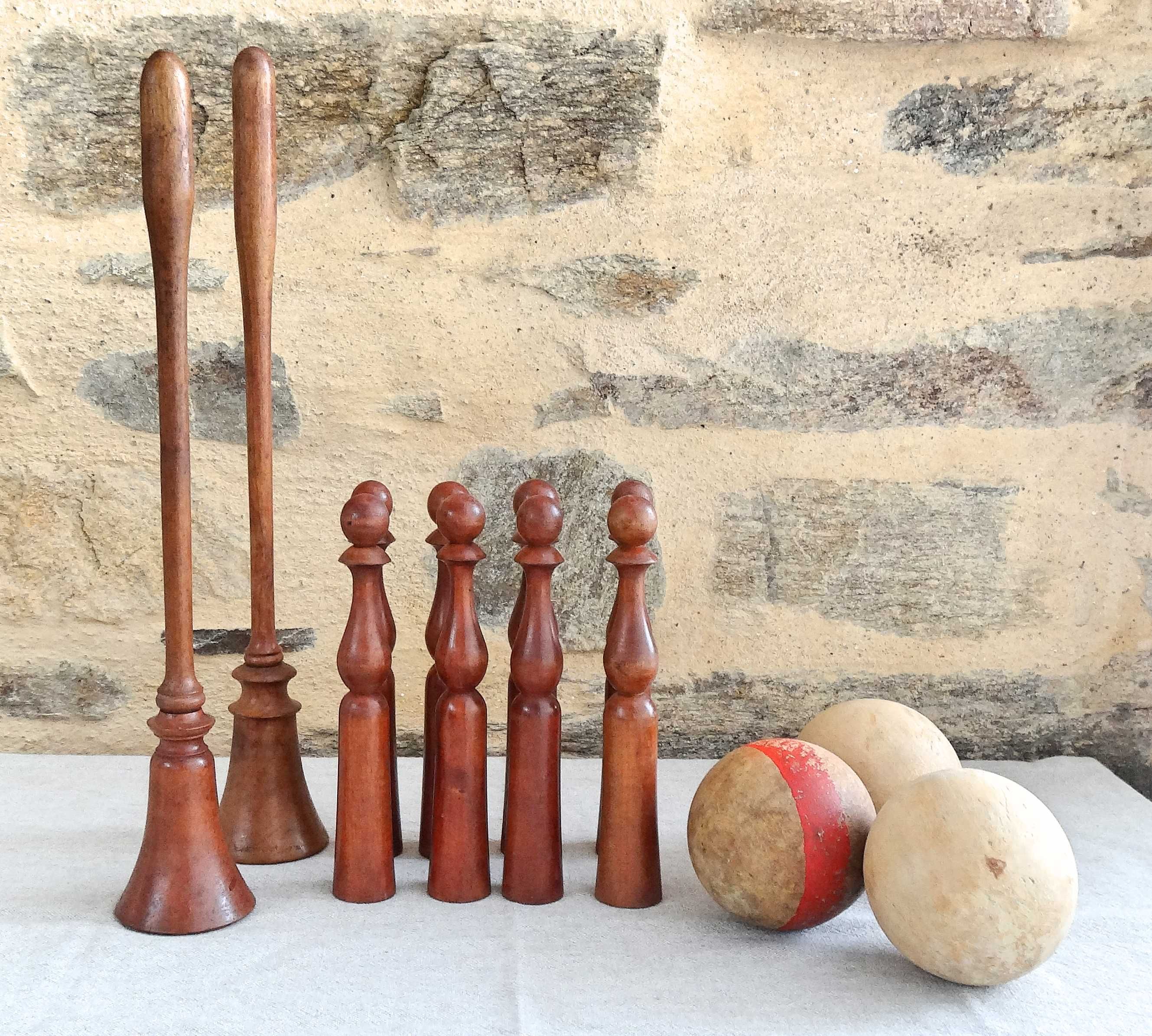 Set of a set of 8 pins, 2 bilboquets and 3 old wooden balls