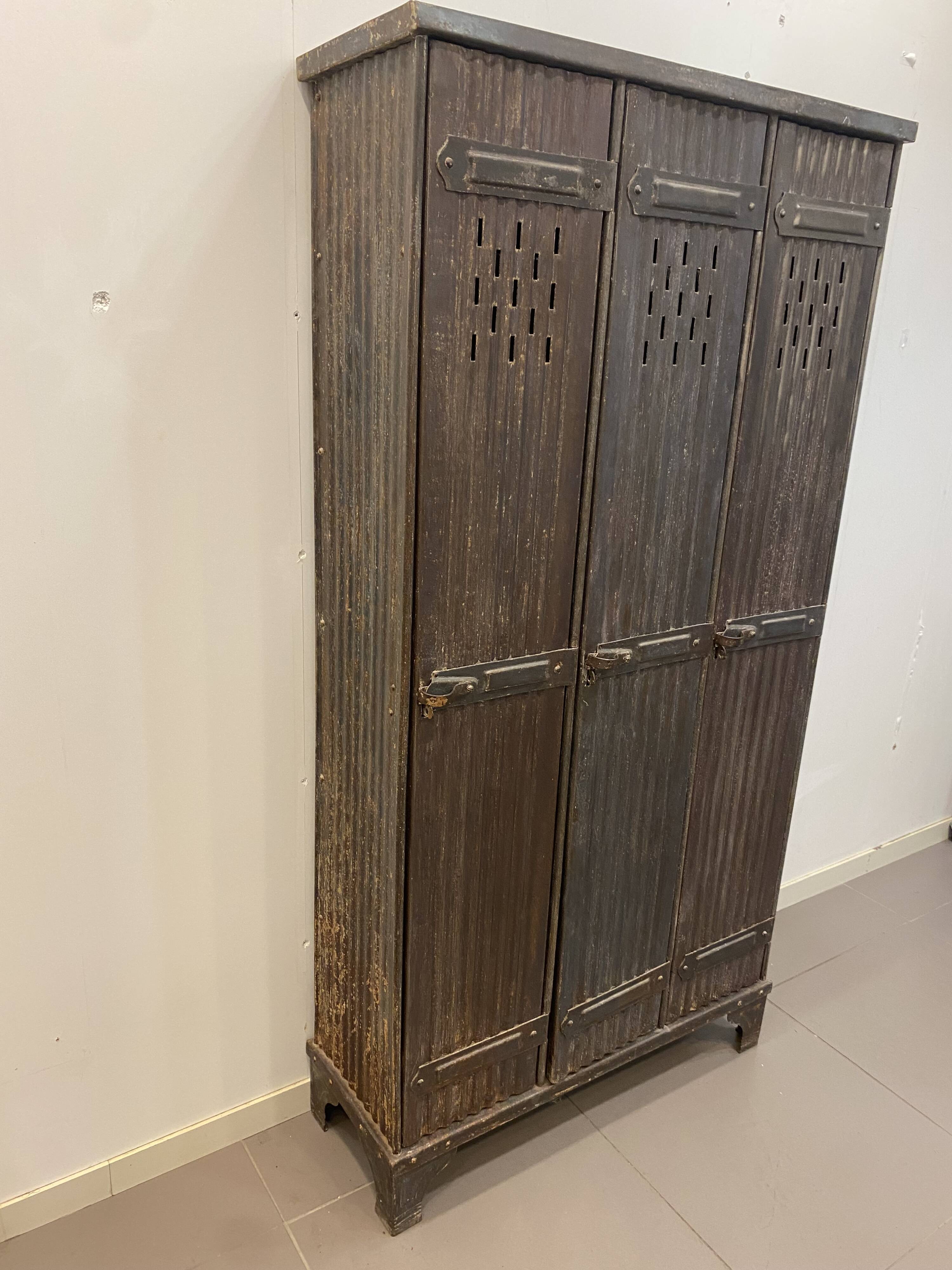 Stratford 1920 three-door wardrobe