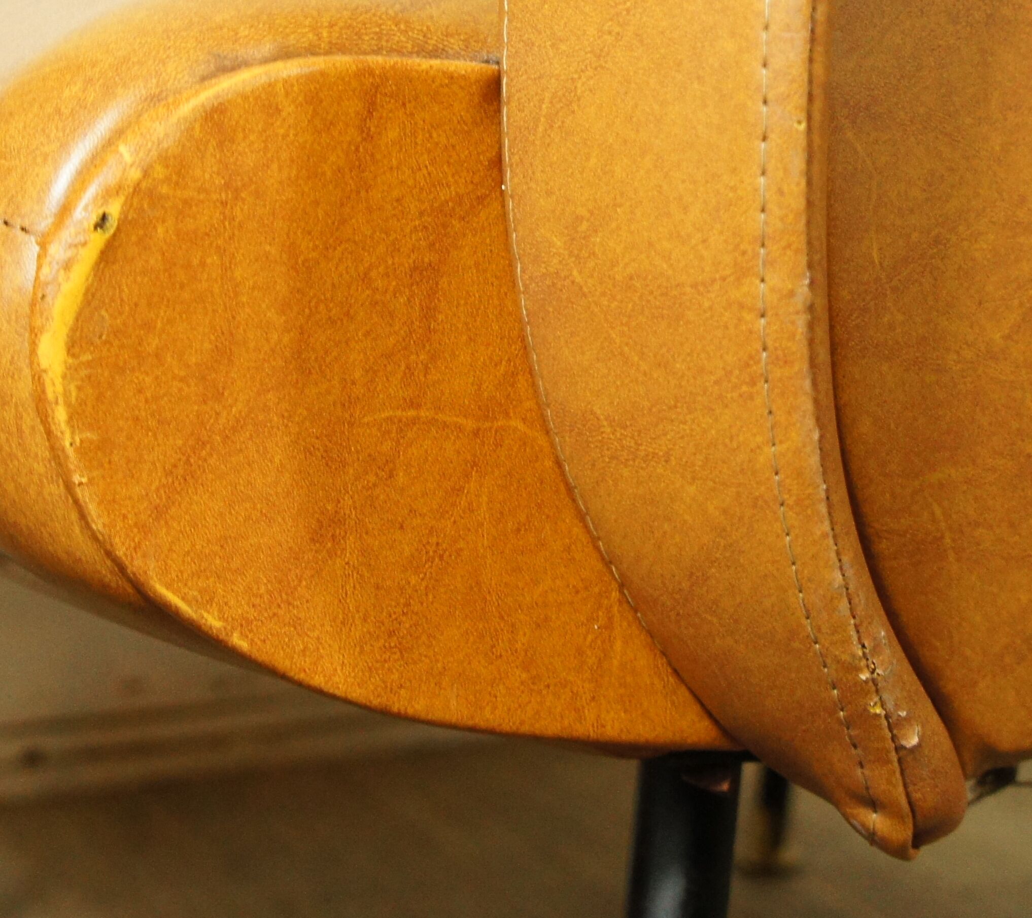 Fauteuil Italien simili cuir camel & son coussin 1960