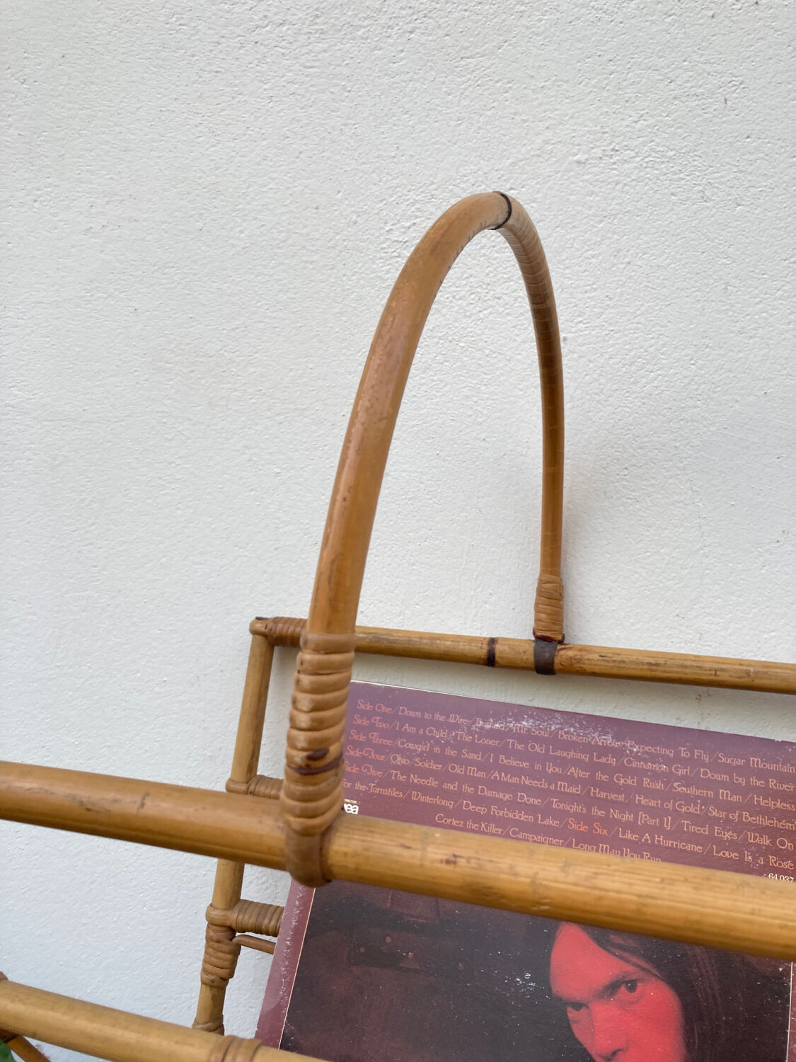 Vinyl holder in rattan and bamboo