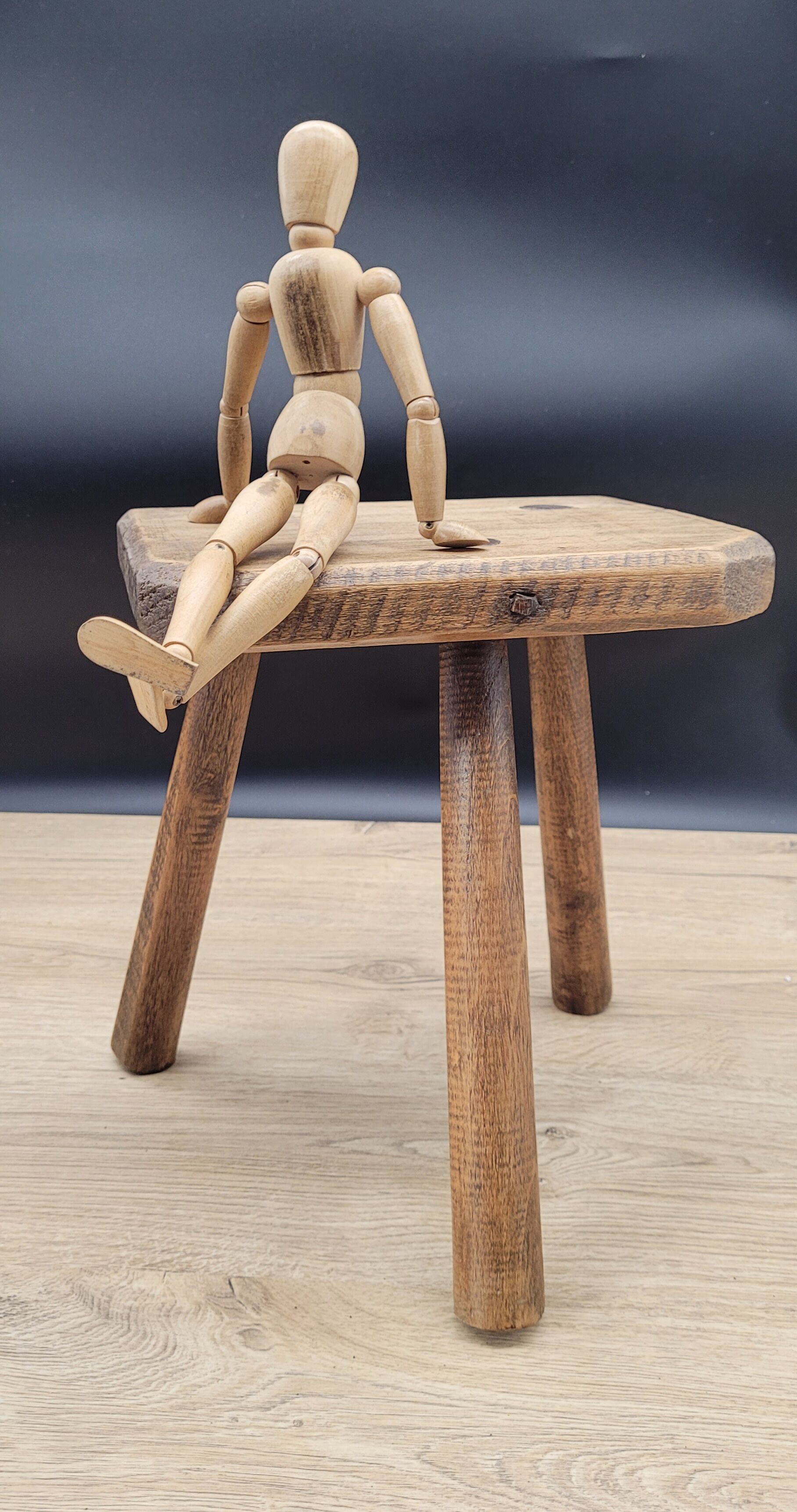 Tripod stool rectangle corners cut corners