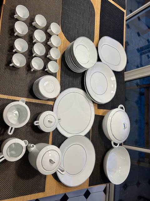 Bernardaud Limoges table service platinum model, 45 pieces