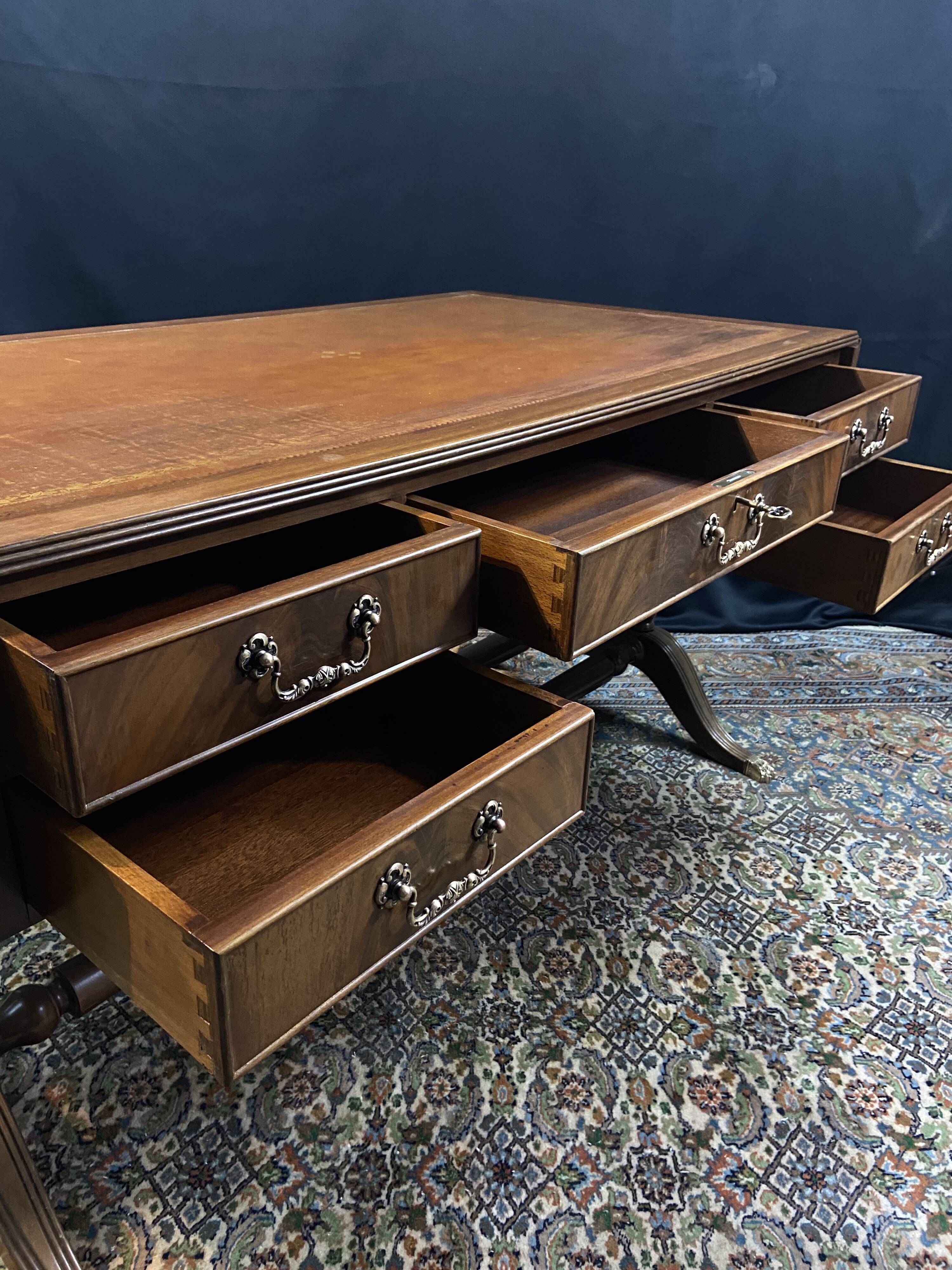 Grand bureau anglais en acajou de style Regency