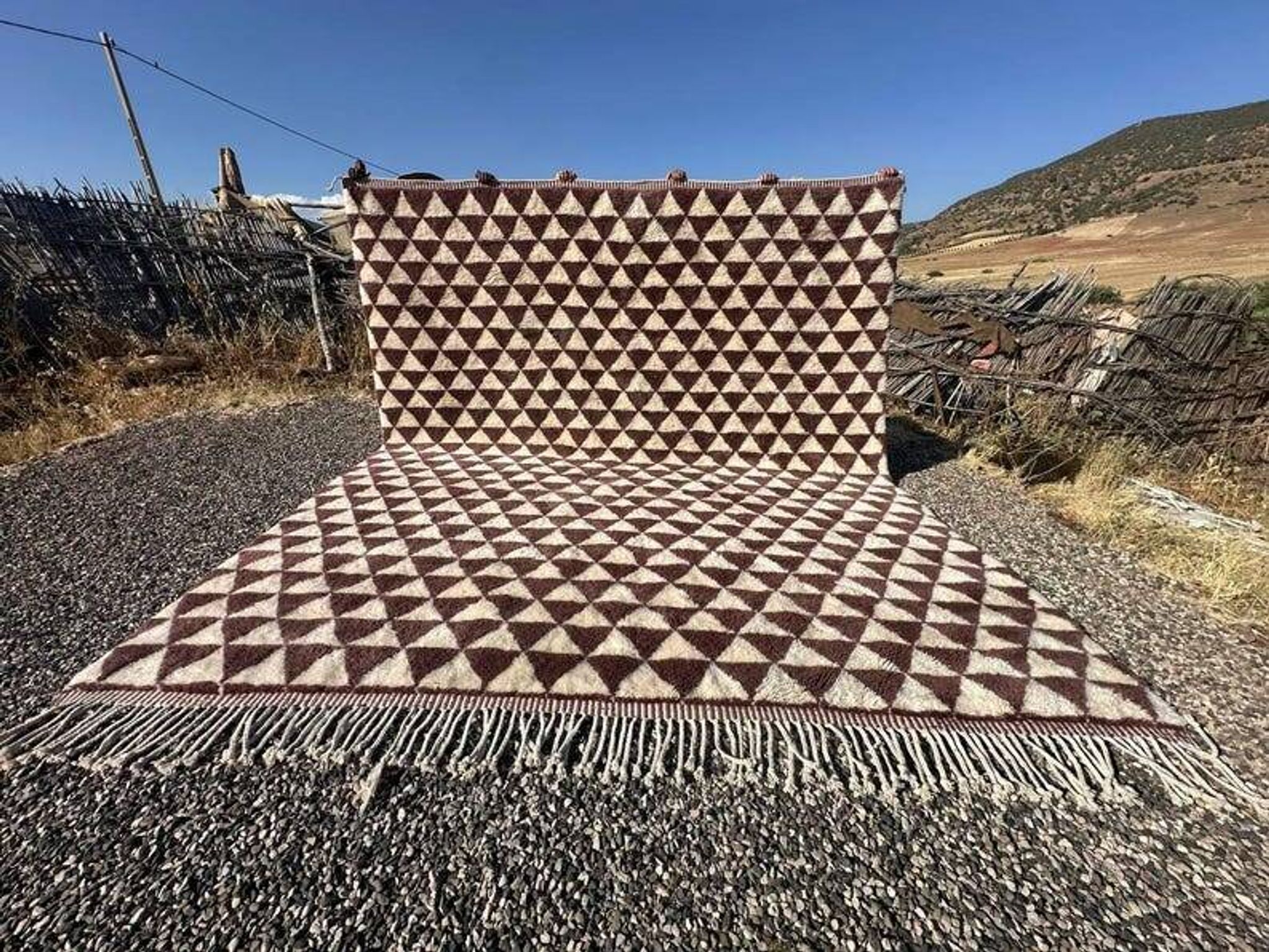 Très grand tapis berbère marocain écru et bordeaux 450x300 cm motif triangl
