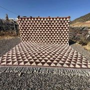 Très grand tapis berbère marocain écru et bordeaux 450x300 cm motif triangl