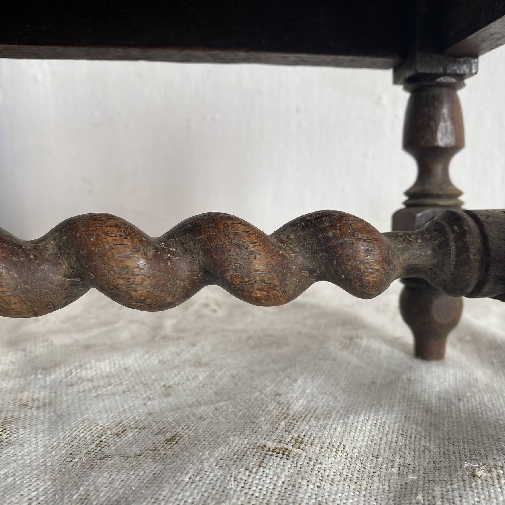 Ancien tabouret bas en bois tourné et gravé