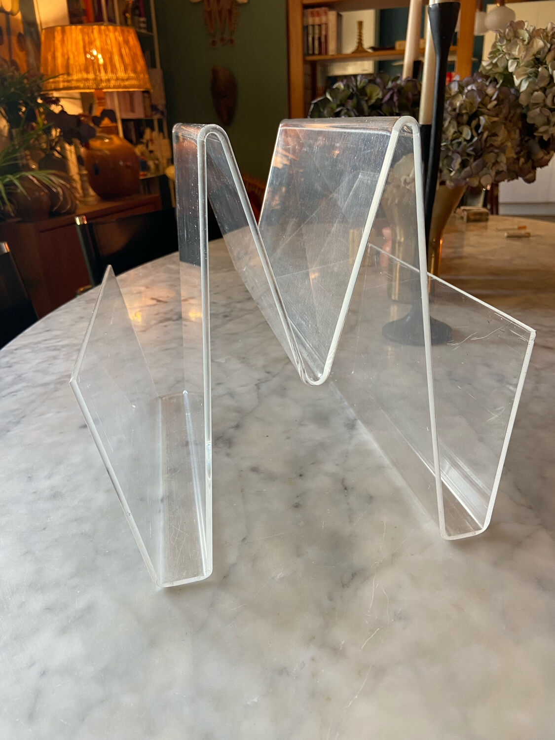 Magazine holder in altuglas 70s