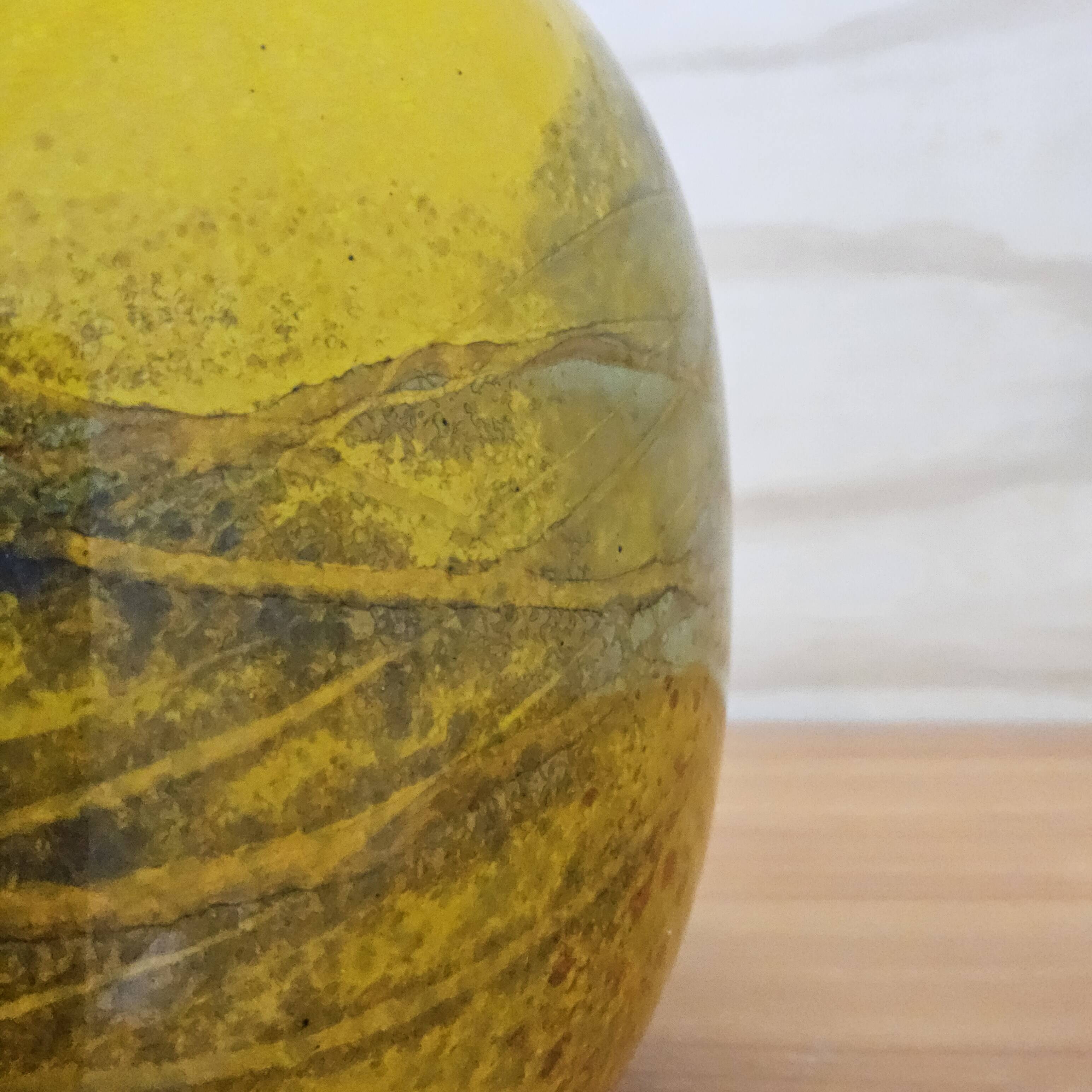 Vase en verre soufflé à la bouche jaune Ioan Nemtoi