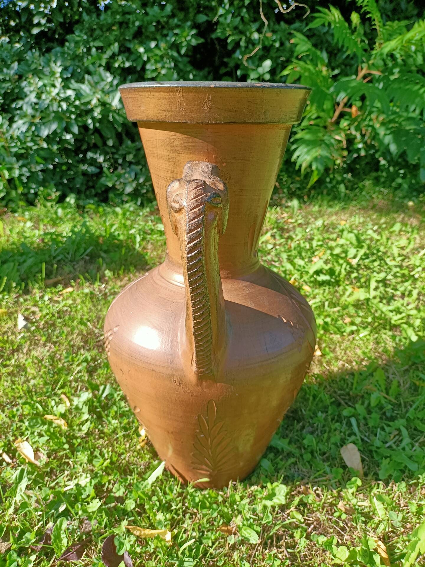 Large vase/jar Horses