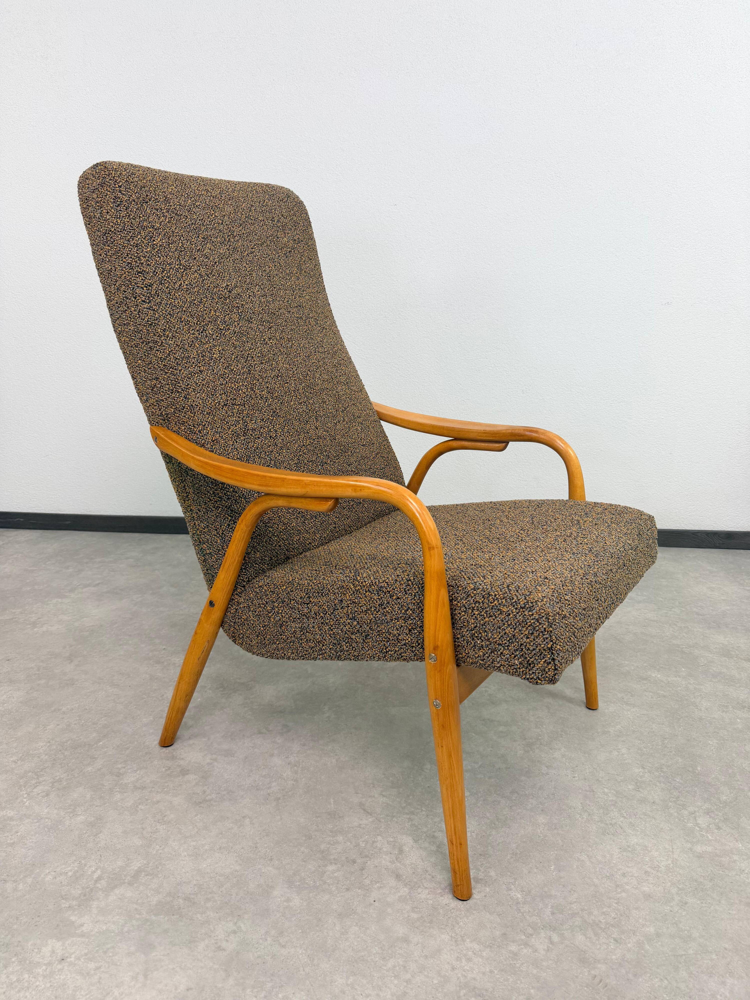 Mid-century modern armchairs Ton 947 by Antonín Šuman