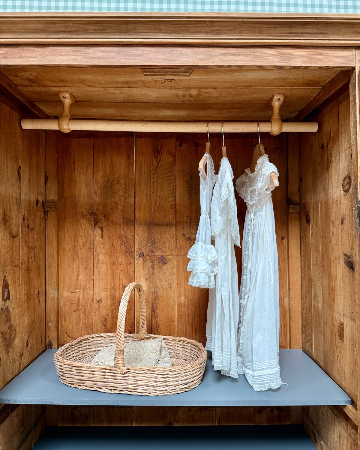 Large Parisian wardrobe with hanging space (renovated)