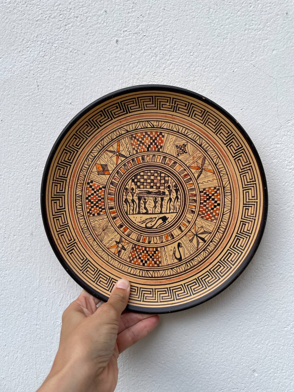 Assiette décorative grecque en terre cuite géométrique