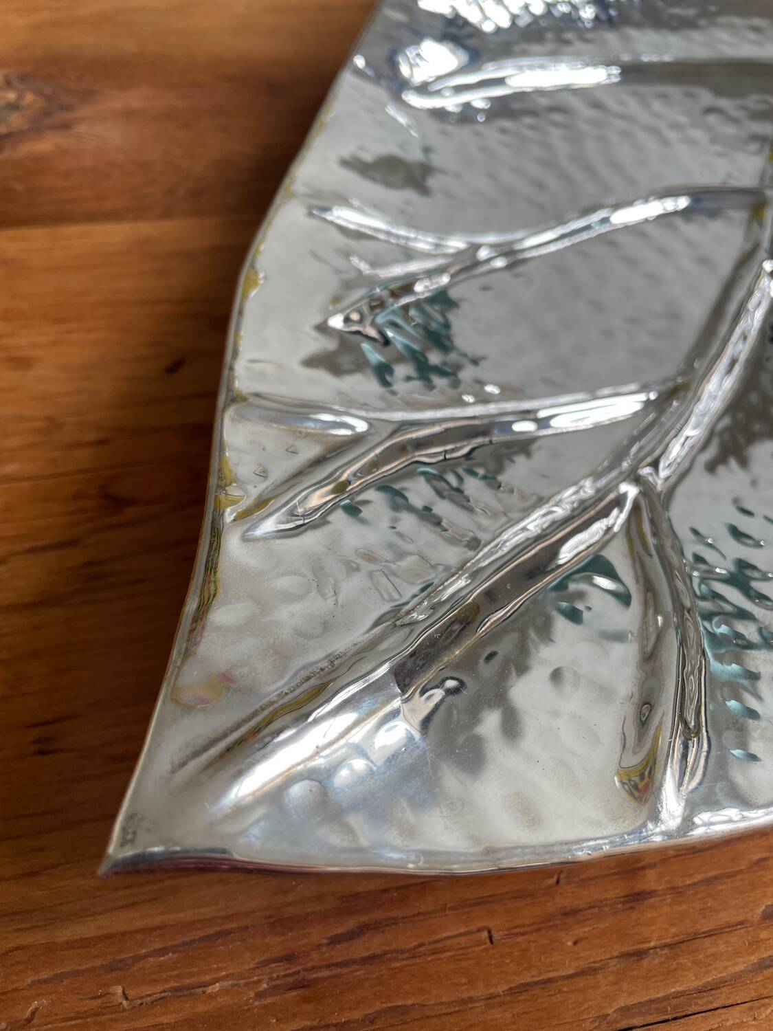 Large leaf-shaped centerpiece tray