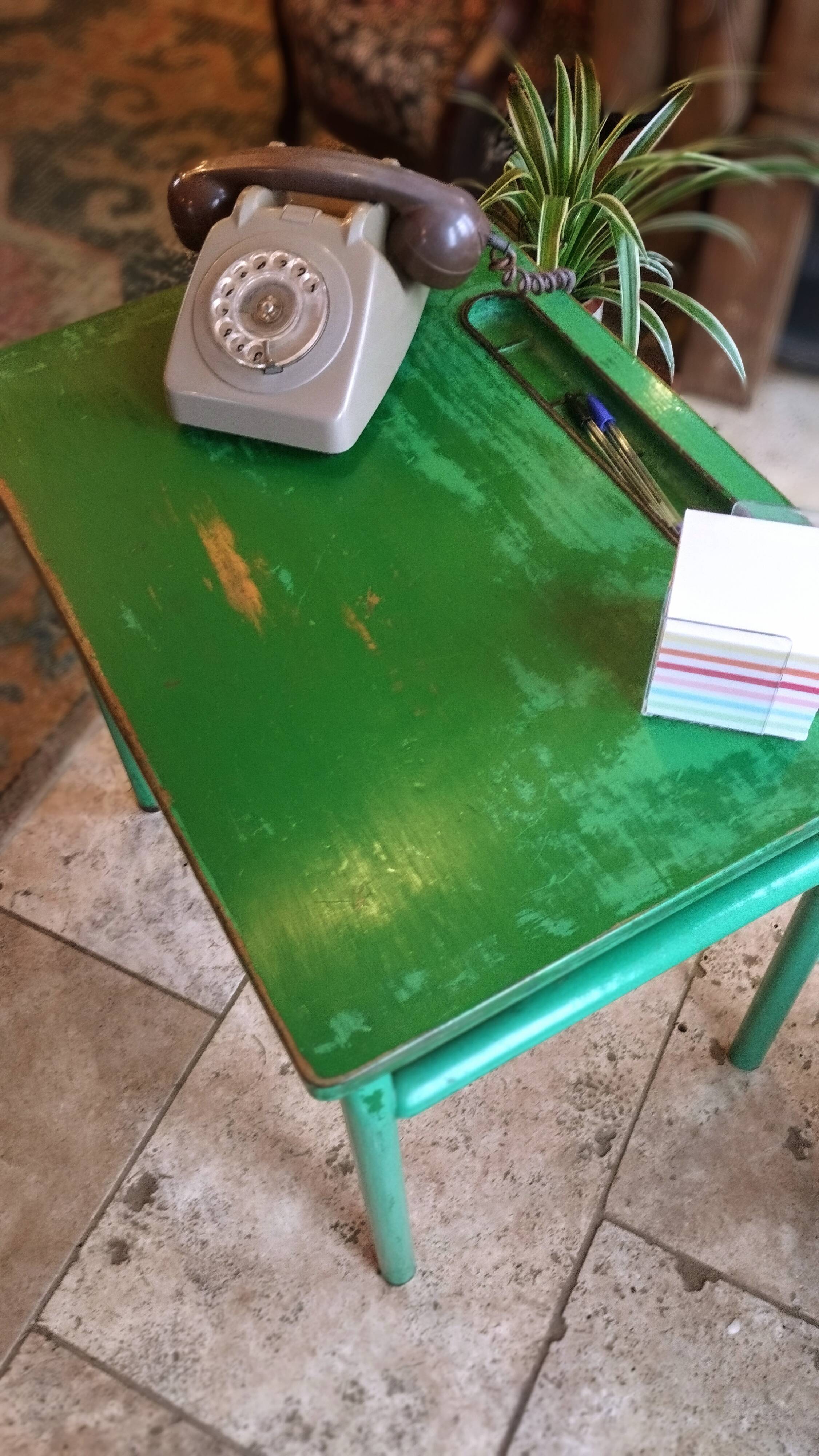 Bureau d'écolier des années 1960 sur peinture verte d'origine