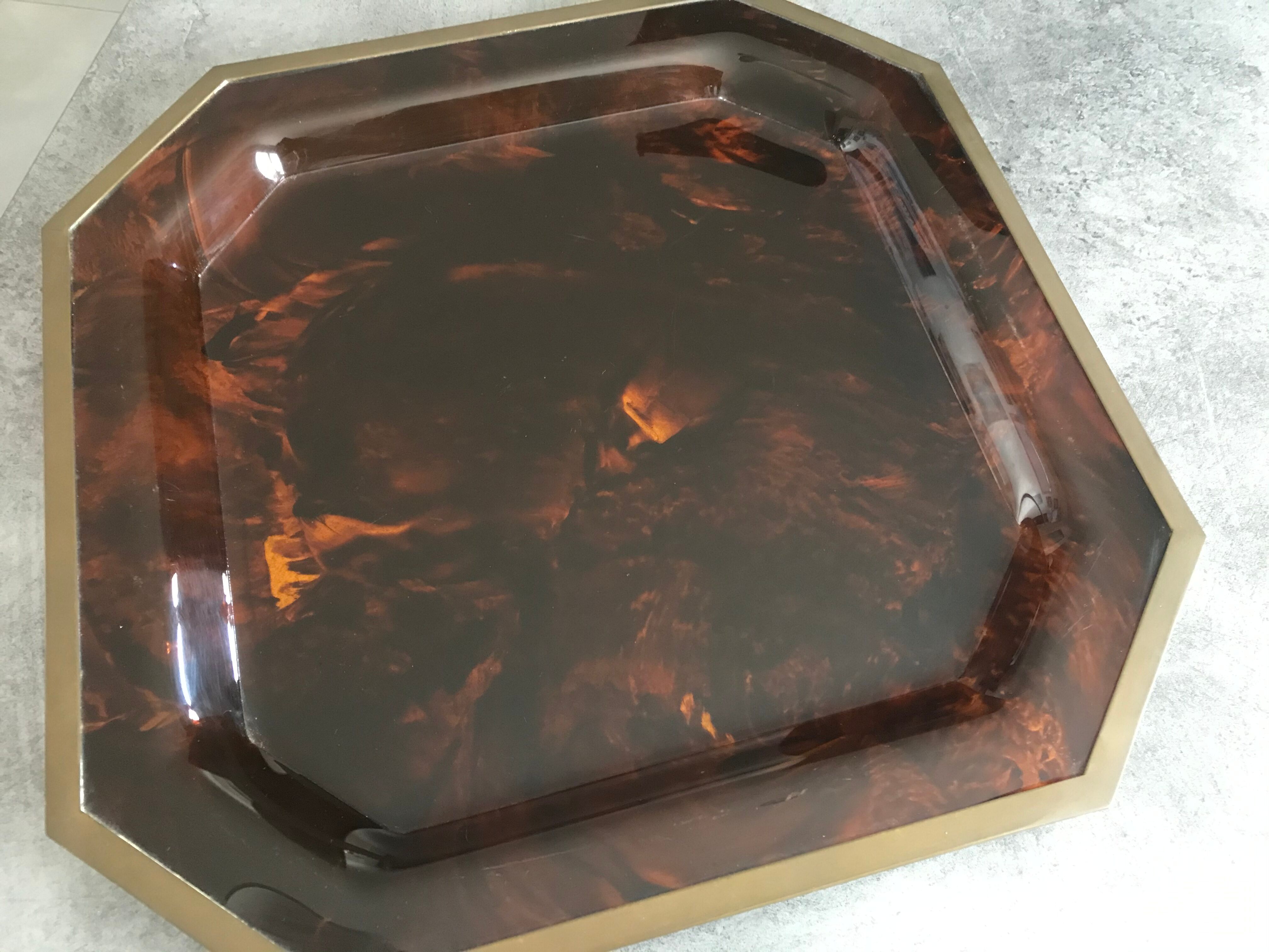 Tray in lucite imitation tortoiseshell and hexagonal brass strap
