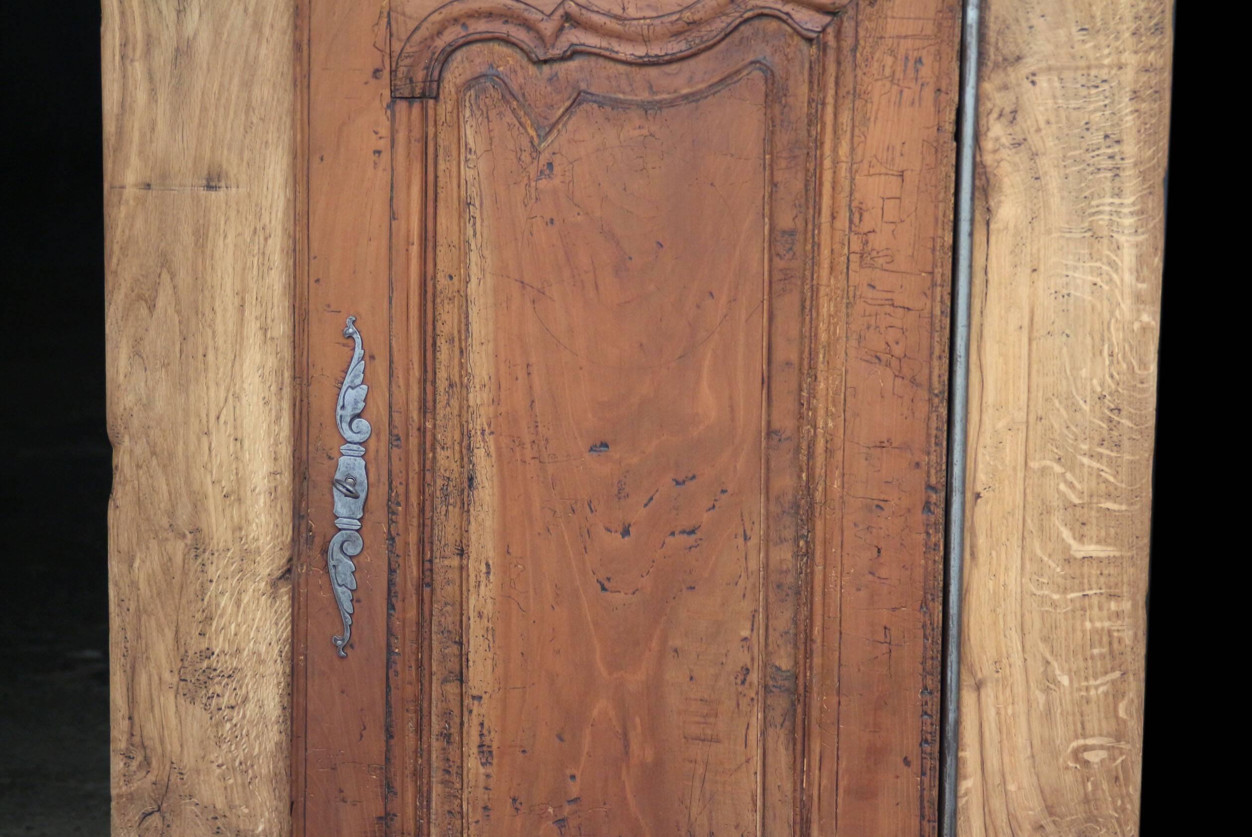 Magnifique meuble d'angle du 18eme siècle. Chêne massif et merisier.