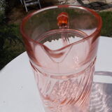 Pichet en verre rose