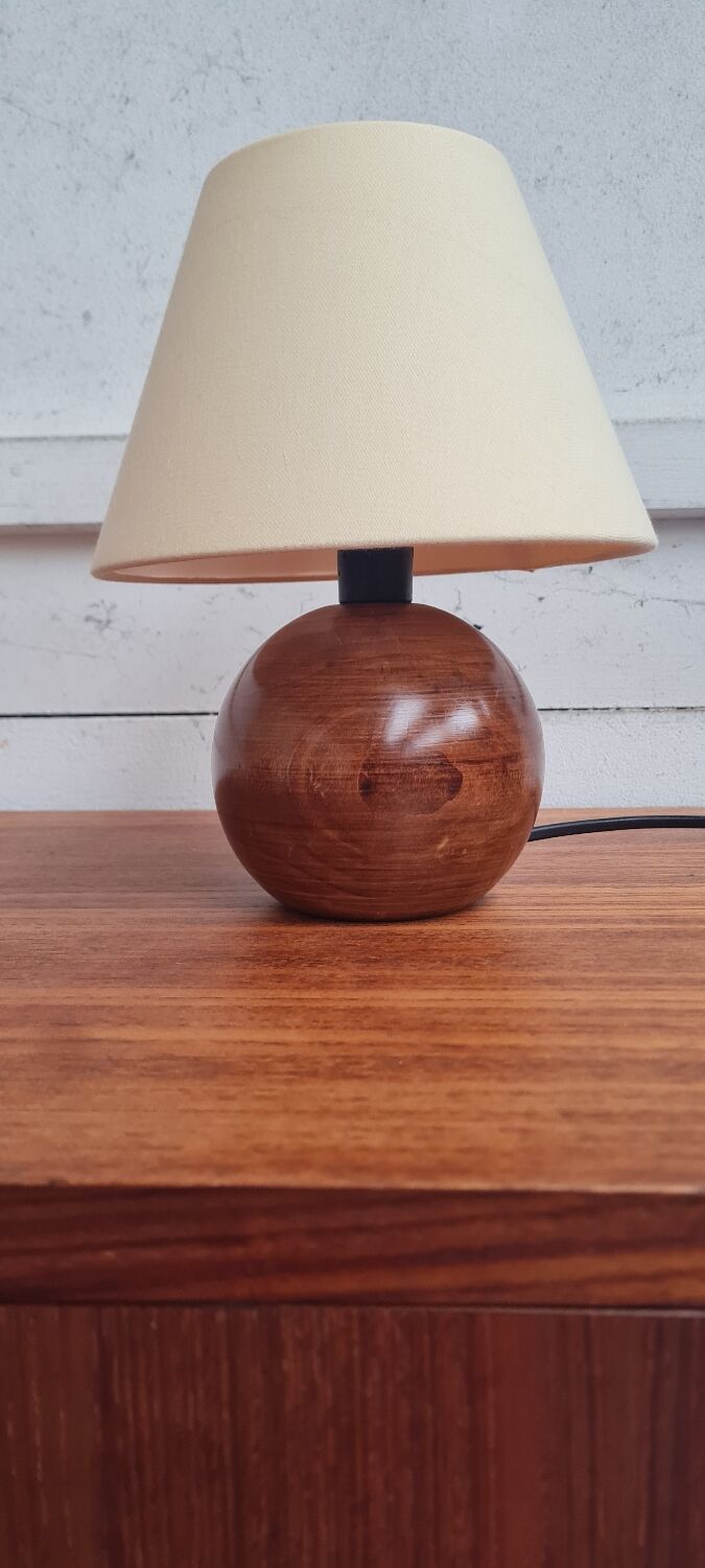 Walnut ball lamp