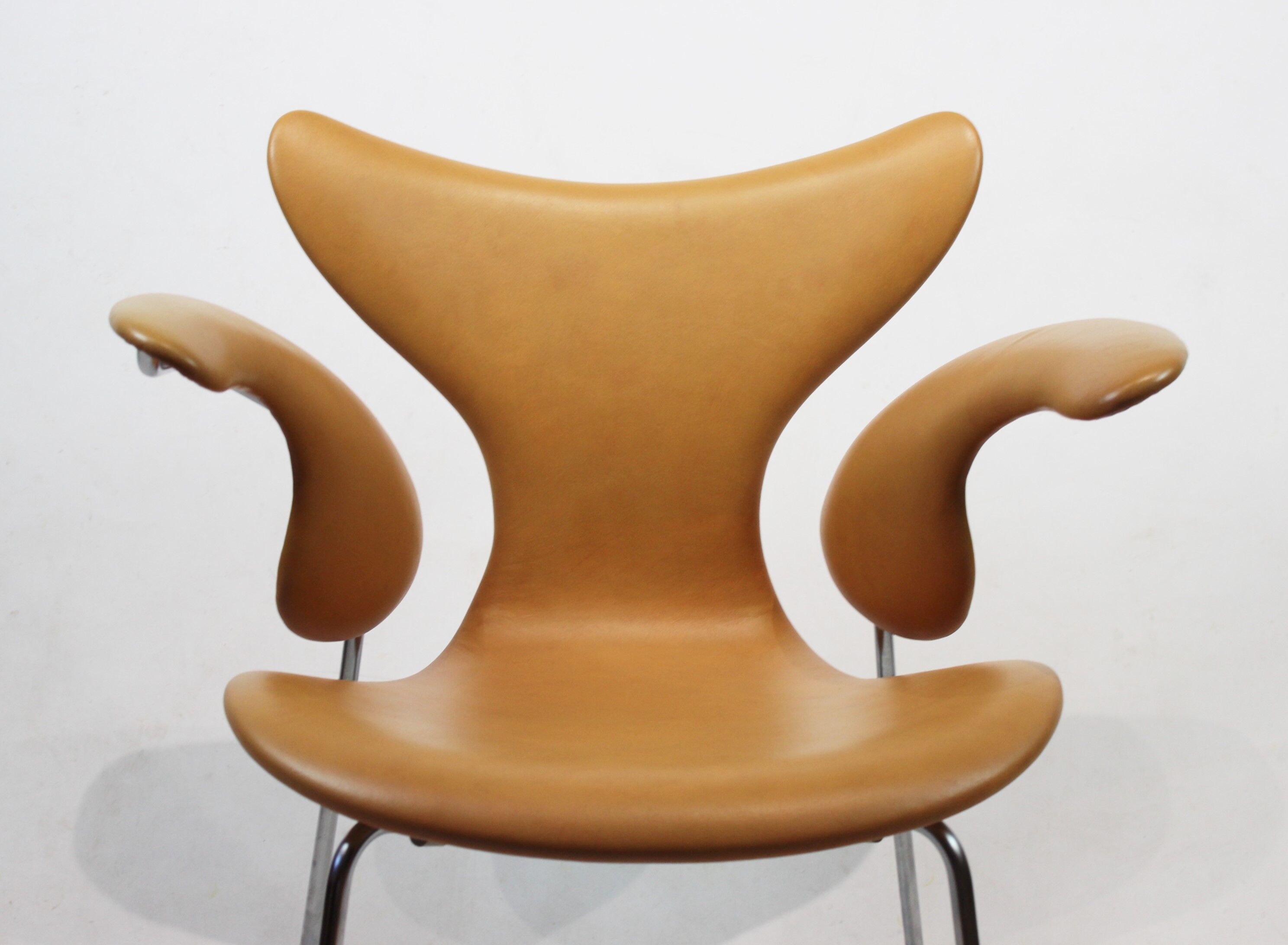 The Lily, model 3208, with armrests by Arne Jacobsen and Fritz Hansen