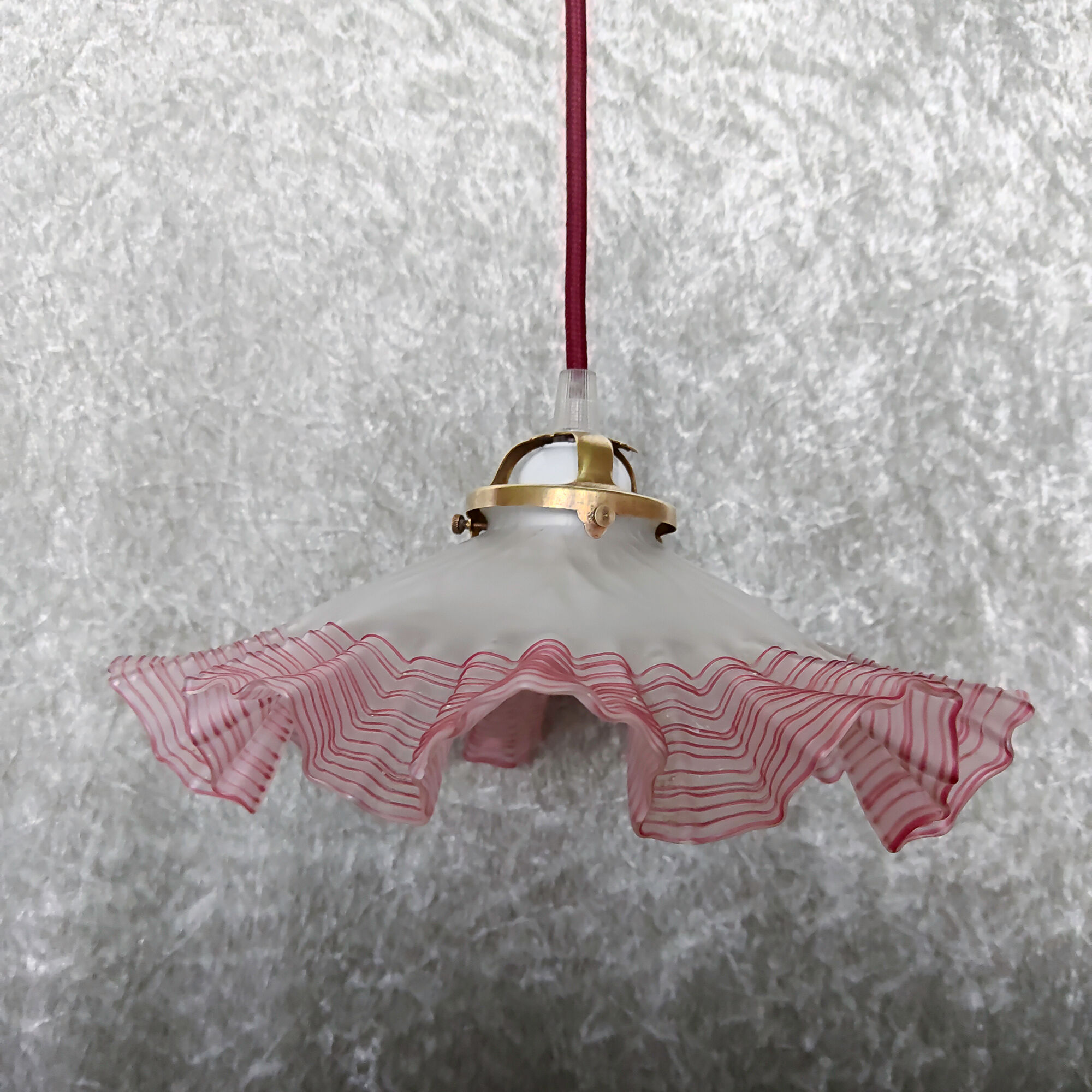 Frosted glass suspension with burgundy nets