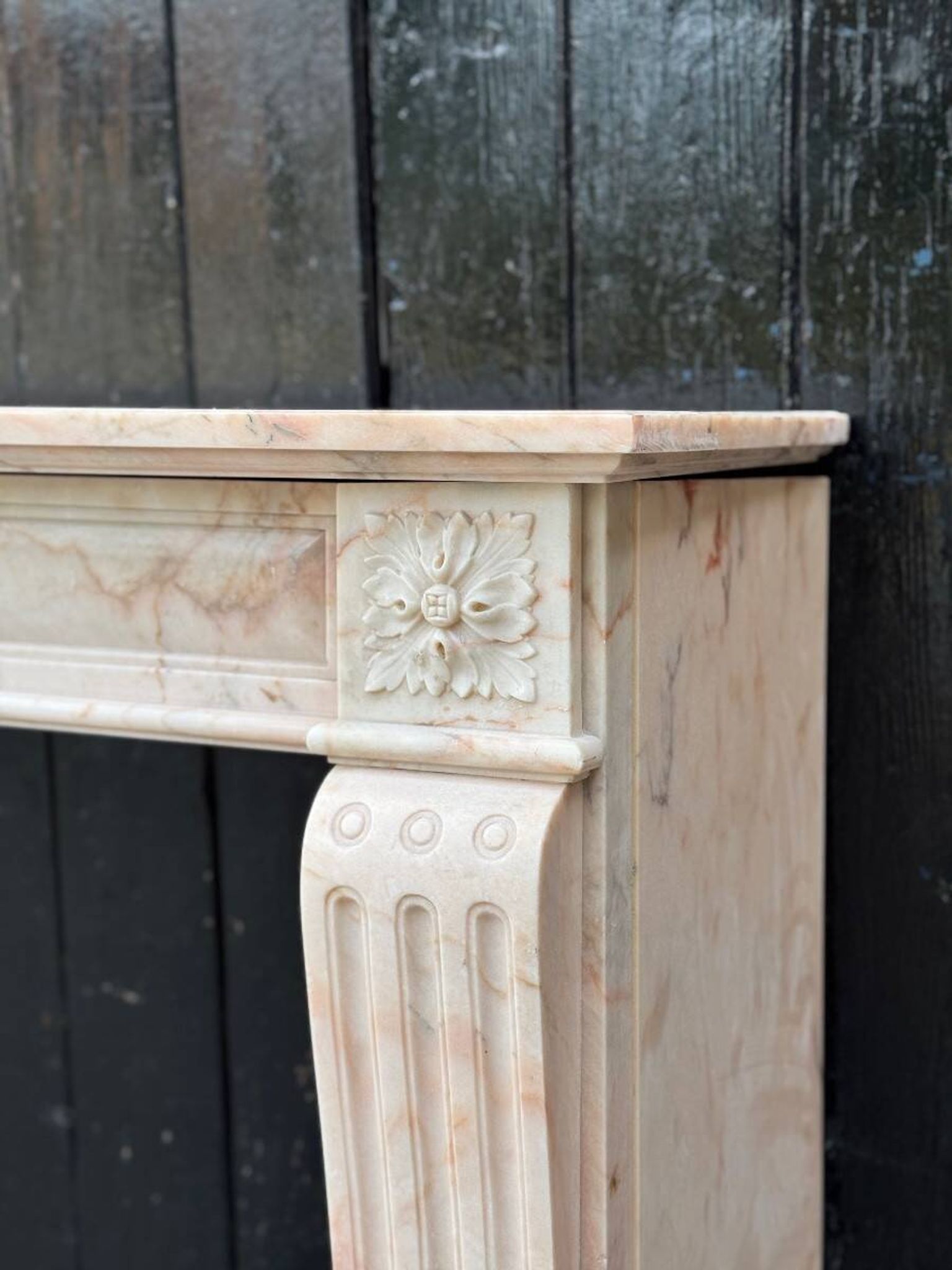 Cheminée de style Louis XVI en marbre rose, vers 1920