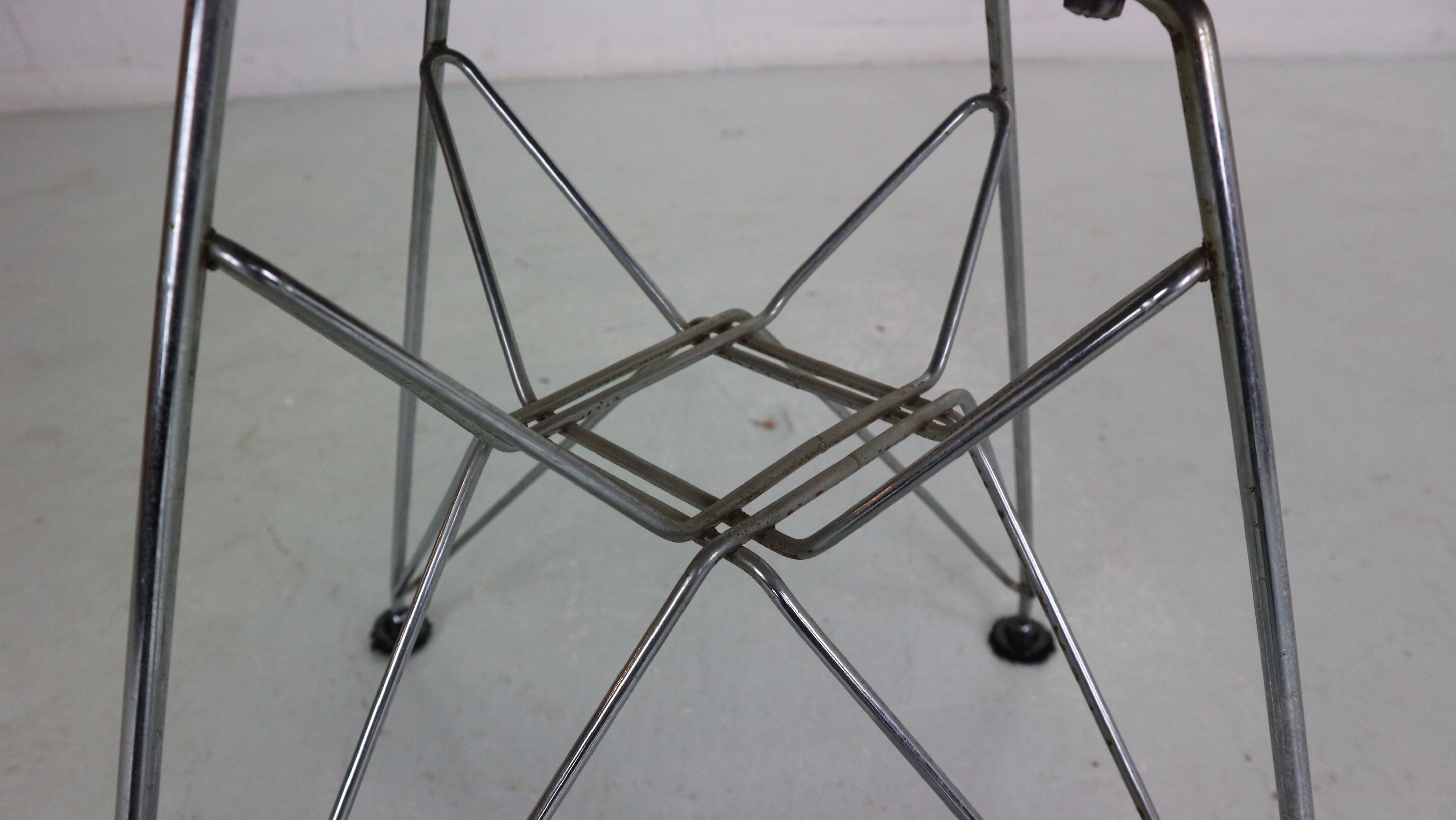 "DKR-2" Set of 4 Wire Chairs 'Bikini' by Eames for Herman Miller, 1960