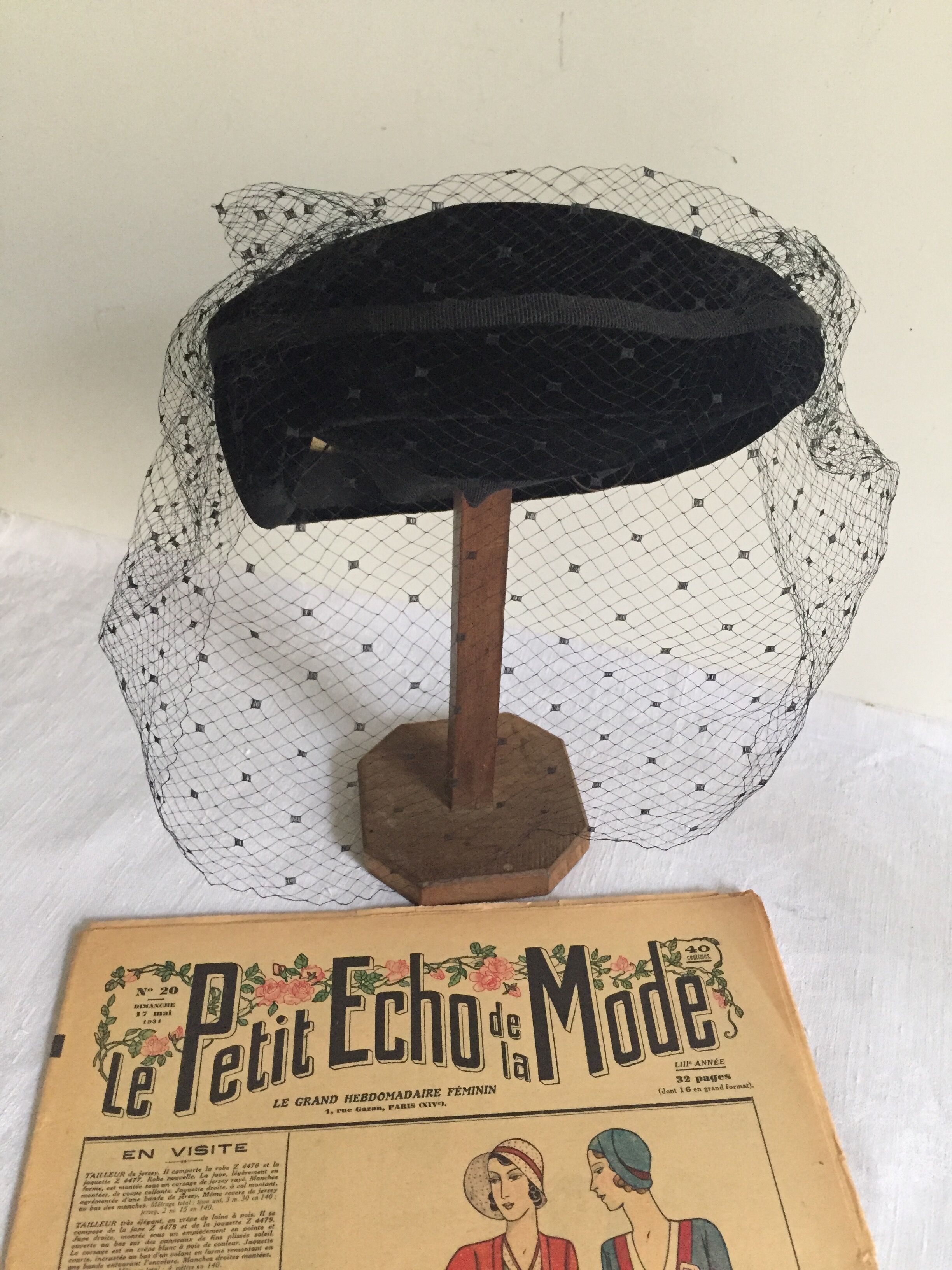 Rustic hat holder, milliner's accessory (model 1)