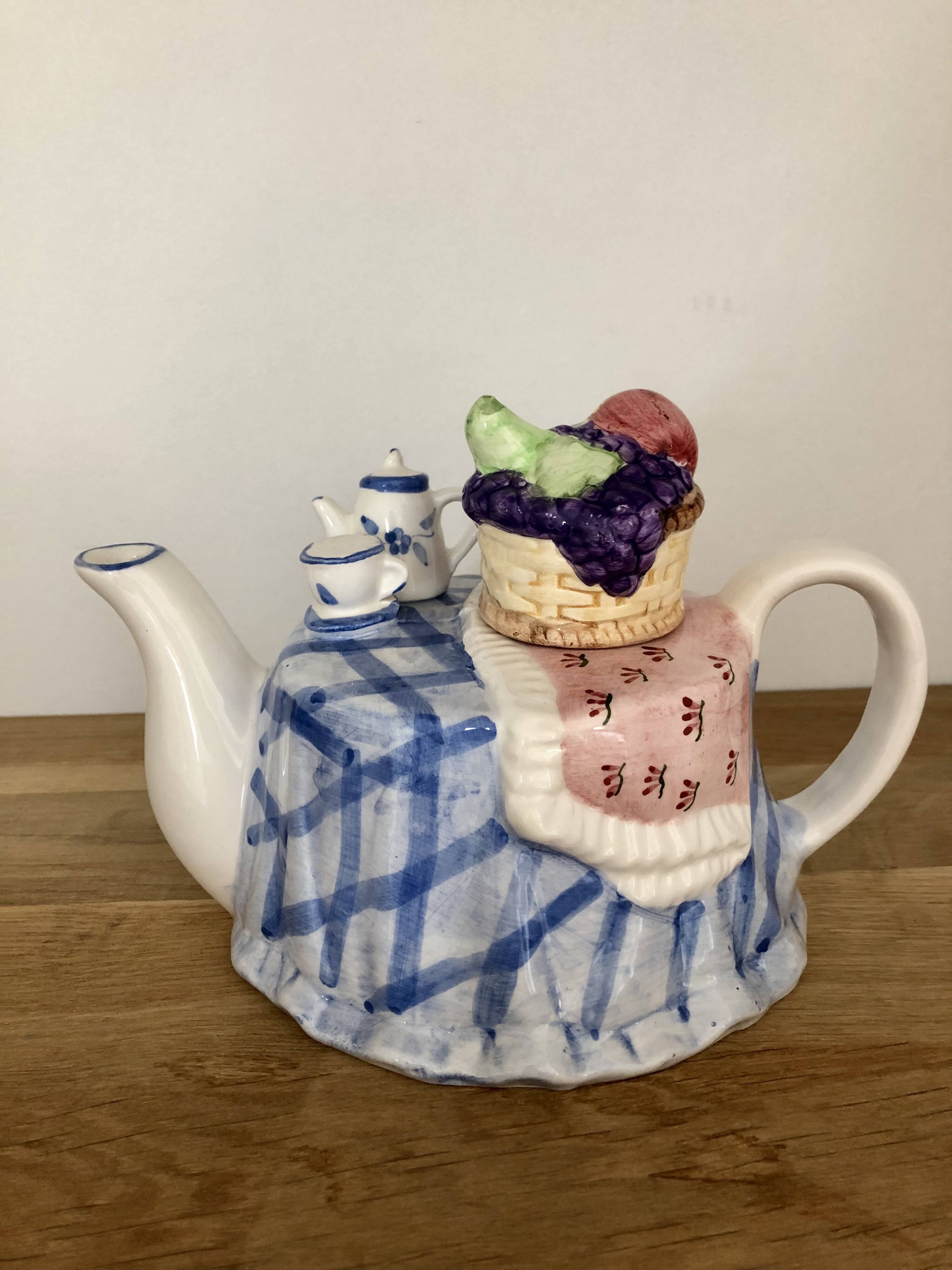 L.Dake & ZN Amsterdam ceramic barbotine teapot