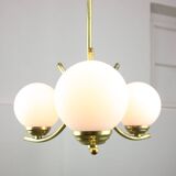 Lustre italien du milieu du siècle en laiton et opaline