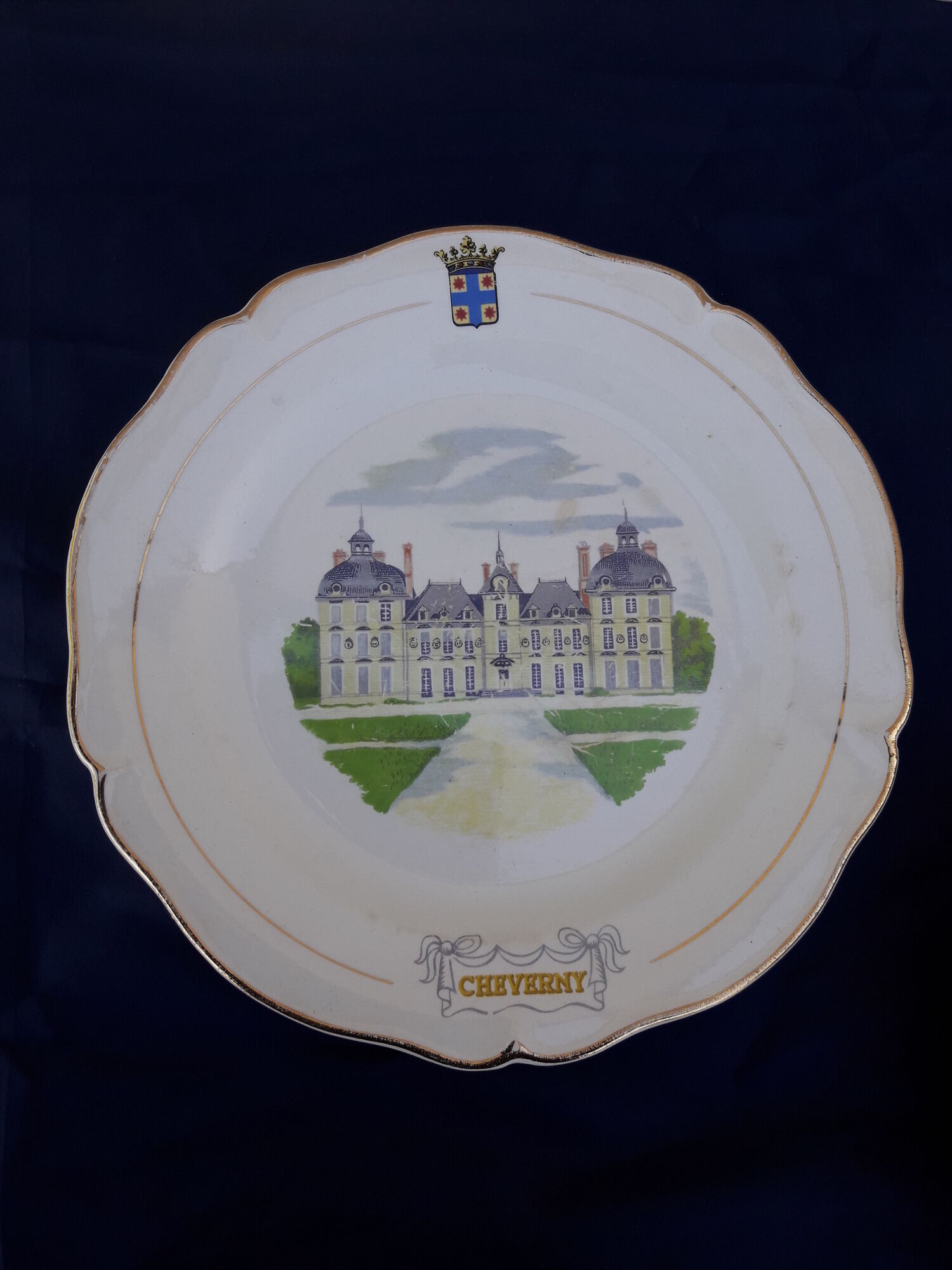 11 plates of earthenware from Gien model Châteaux de la Loire ar 22 cmmoiries diam
