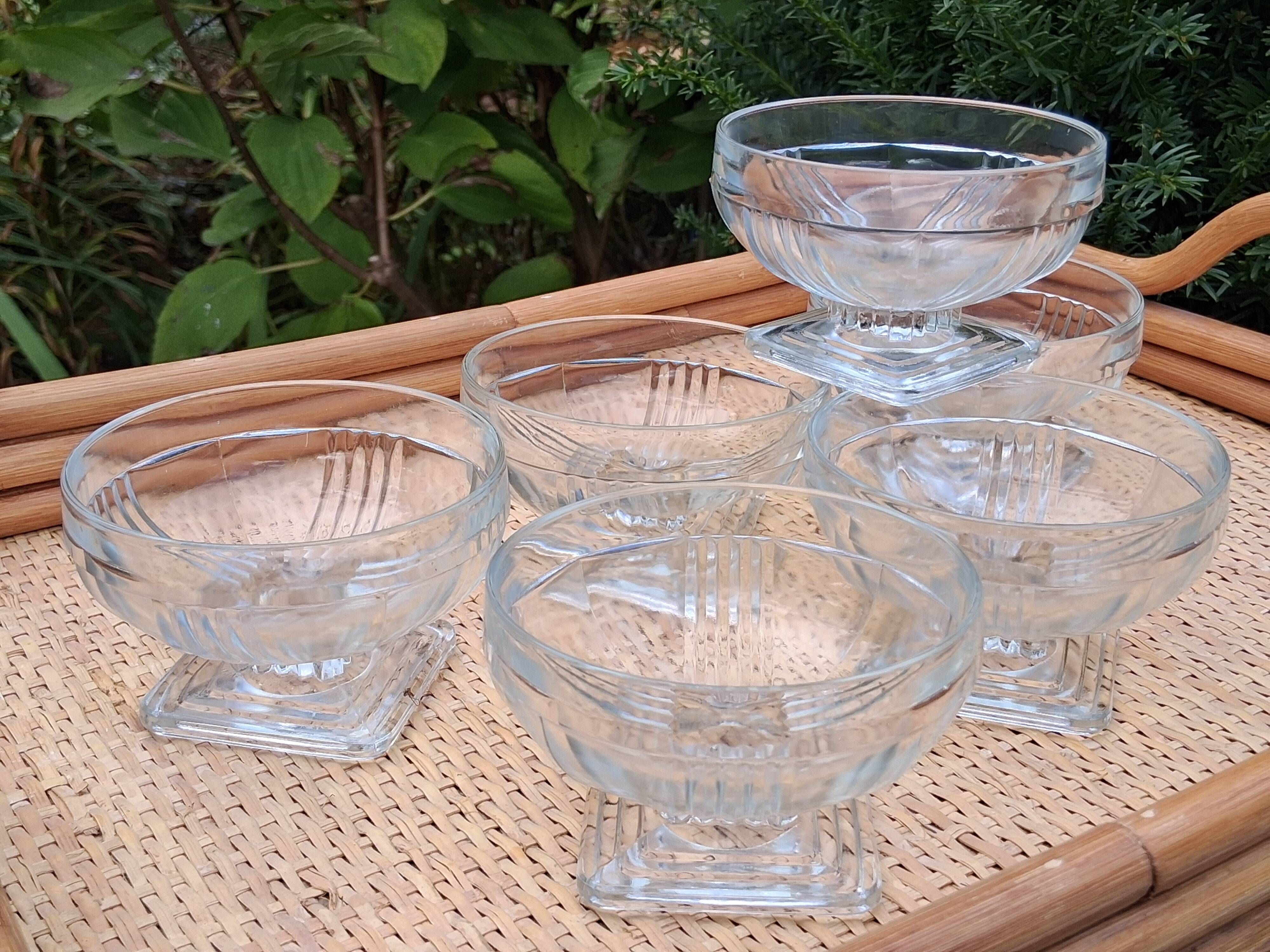 Set of 6 glass ice cream bowls or similar in Art Deco style in very good condition.